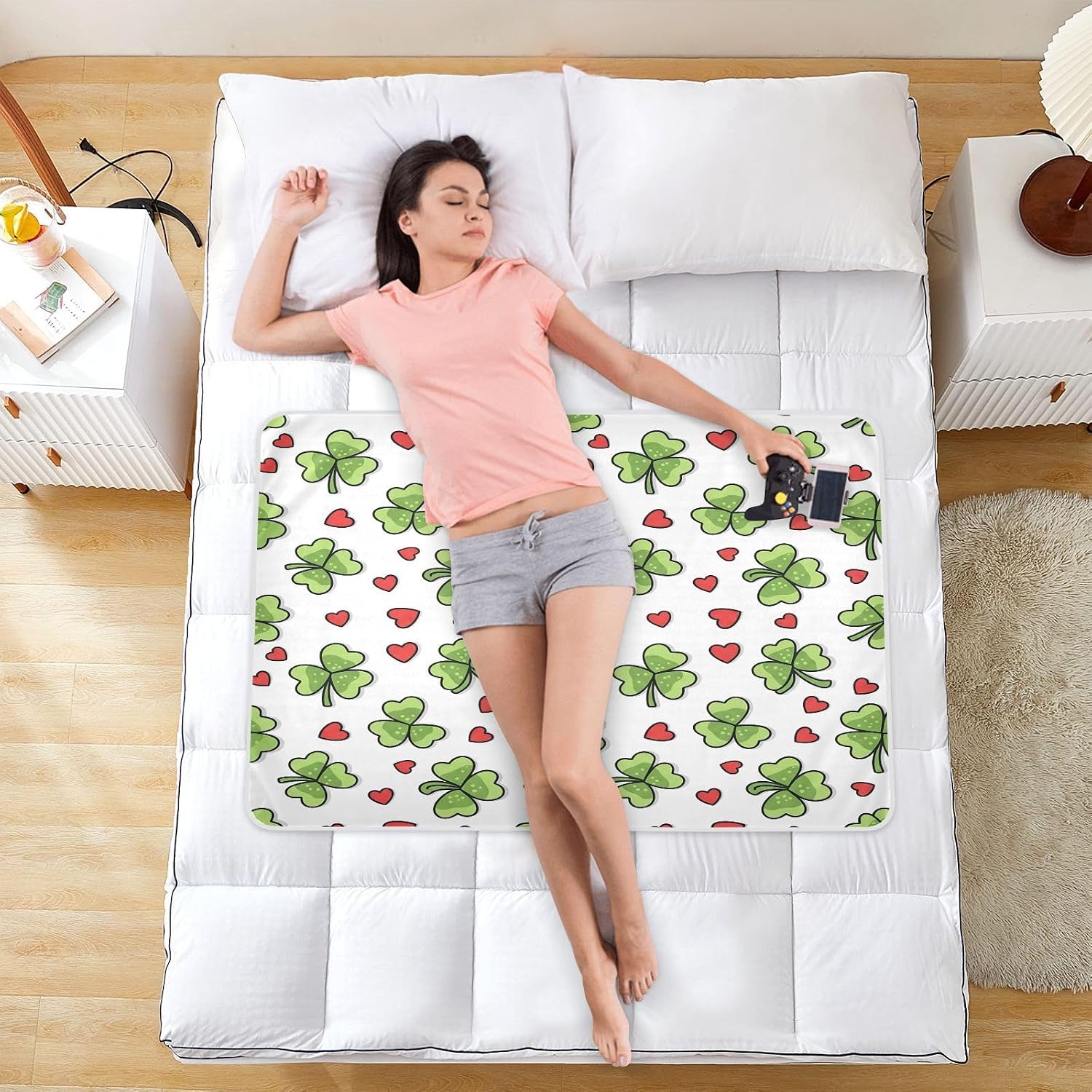 CEBUGI 34” x 52”Washable Underpads Heavy Absorbency Waterproof Incontinence Bed Pads St. Patrick's Day Clover Pee Pads for Adults Kids and Baby