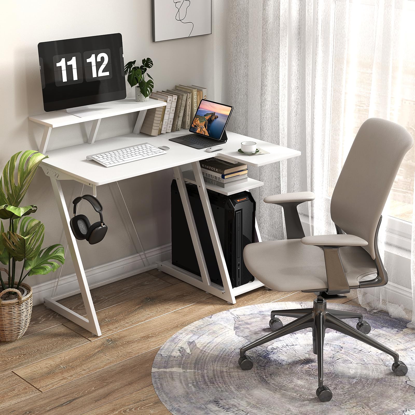COSTWAY Scrivania Angolare Salvaspazio, Scrivania da Gaming con Prese, Porte USB, Ripiano per Monitor, Gancio per Cuffie, Ripiano e Supporto per CPU, Scrivania ad Angolo per Casa e Ufficio (Bianco)