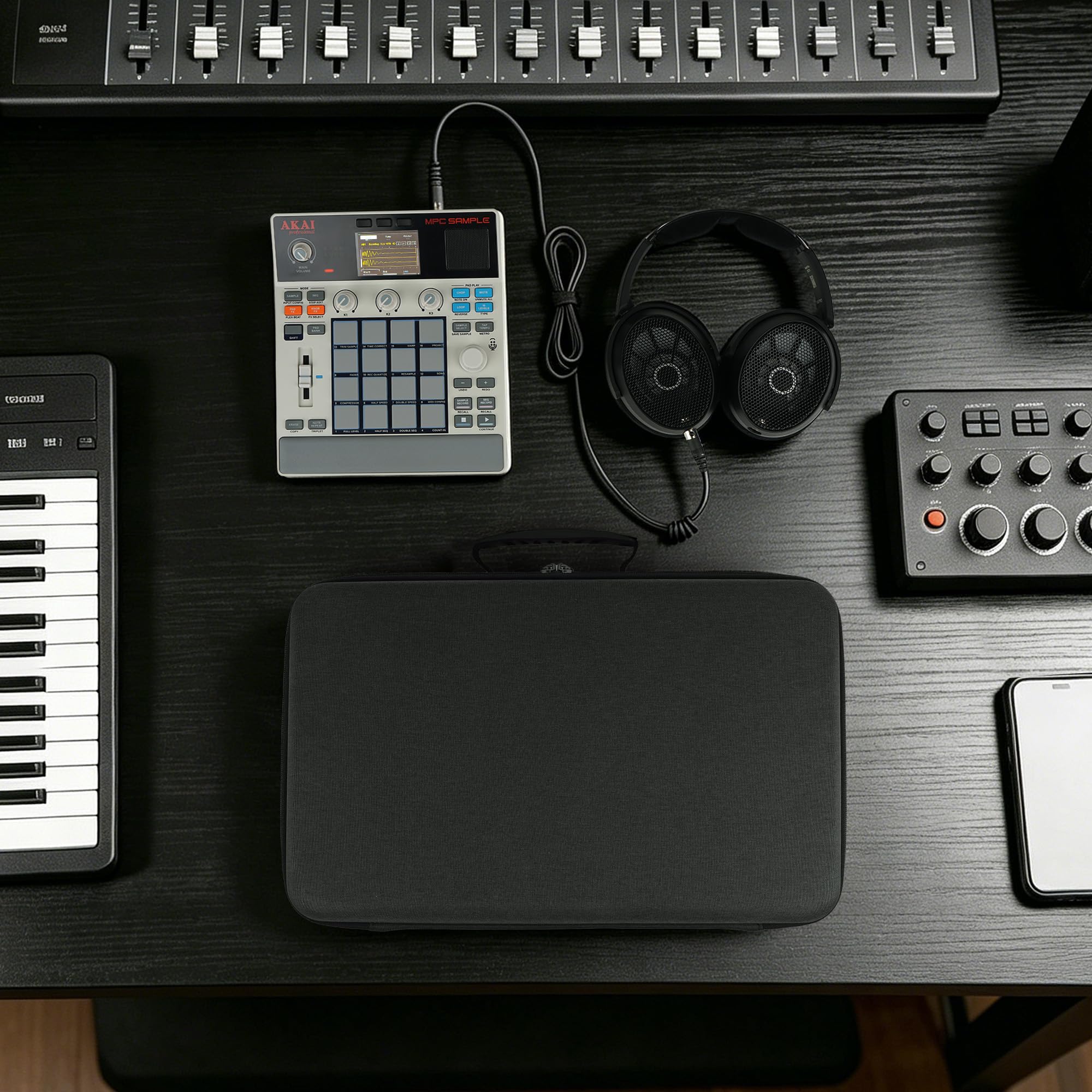 Geekria Hartschalen-Reisekoffer kompatibel mit Akai Professional MPC Sample, mit Kopfhörer-Aufbewahrung (schwenkbare Ohrmuscheln), Tragetasche für Audio-Sampler (Dunkelgrau)