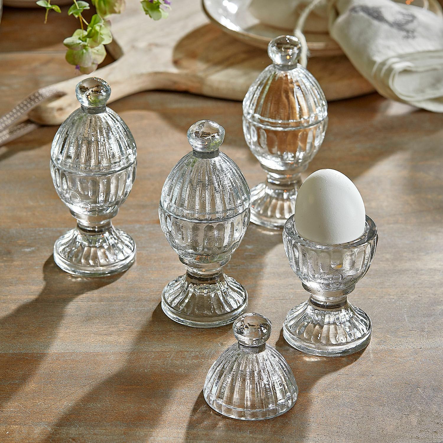 LOBERON Eierbecher 4er Set Uvirel, klar | Exquisites Design, Leicht Angeschliffen, Inklusive Deckel, Zeitloser Look, Tischaccessoires, Küchenutensilien, Glas