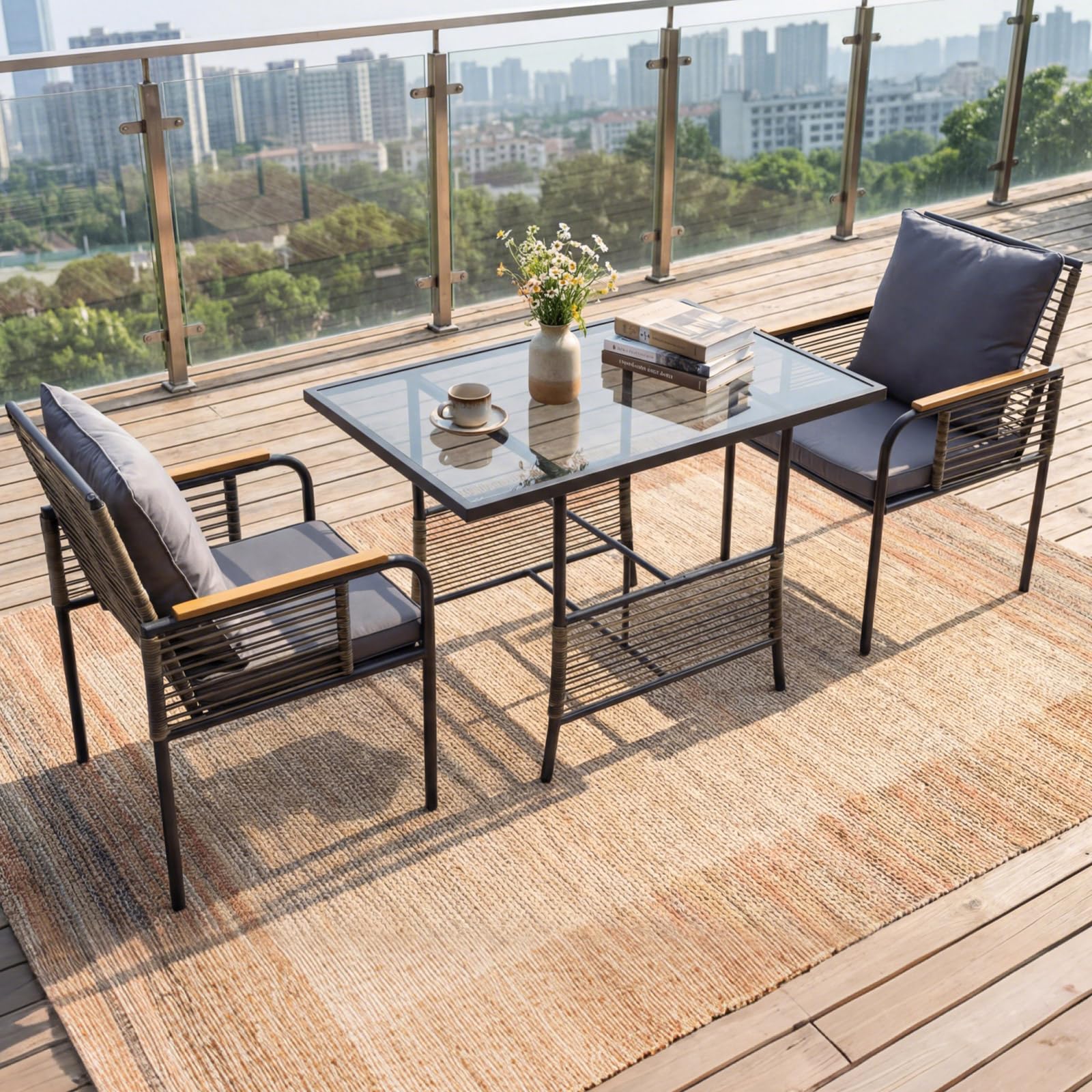 GIANTEX Set Mobile da Giardino in PE Rattan, Tavolo e 2 Sedie con Piano in Vetro Temperato, Cuscini Morbidi e Braccioli in Legno-Plastica, Salotto da Estemo per Cortile, Patio, Piscina (Grigio)