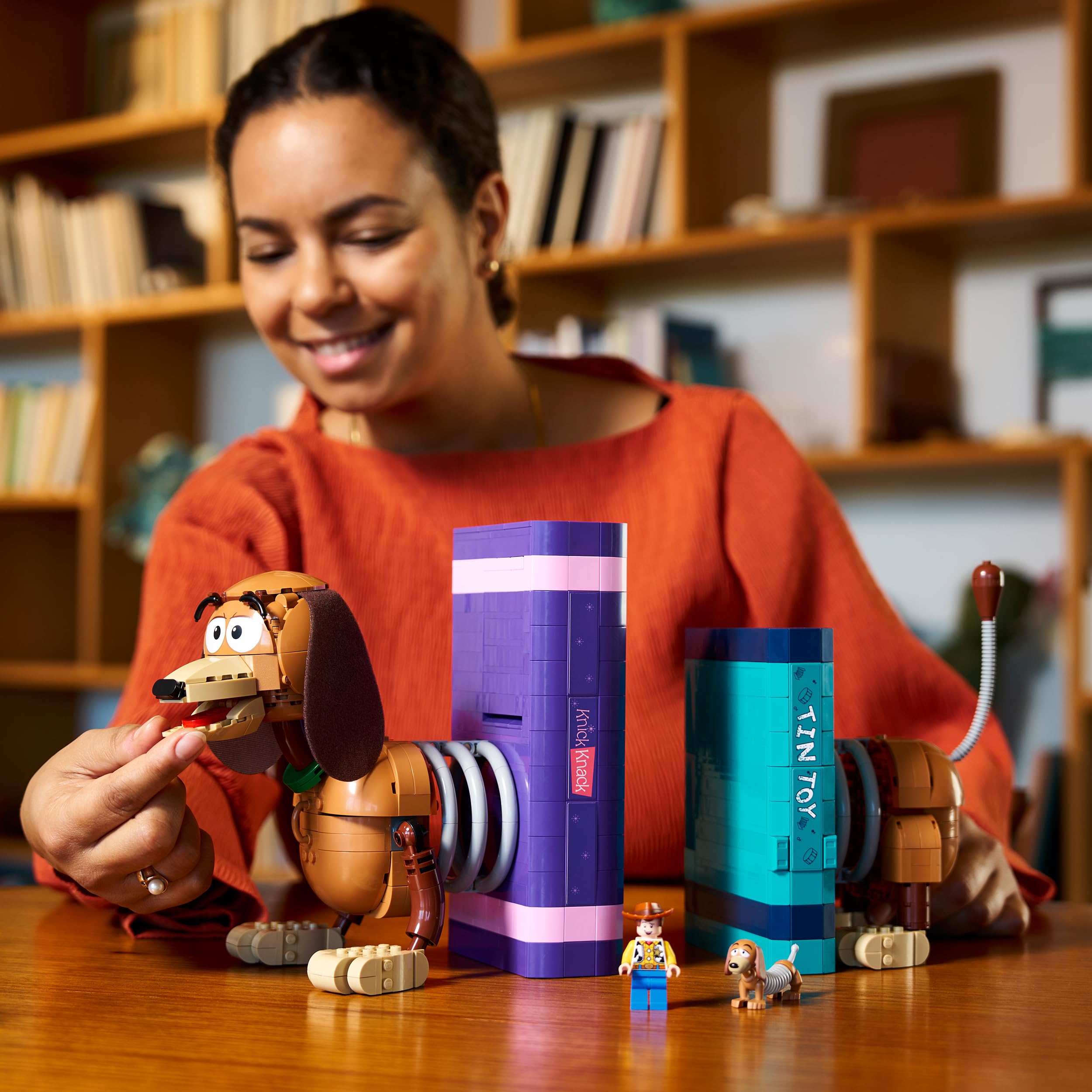 LEGO | Disney Pixar Fermalibri di Slinky Toy Story - Kit di Modellismo per Adulti - Reggi Libri per Libreria - Decorazione con Minifigure di Woody e Figura di Bassotto - Regalo Creativo per Fan 43301