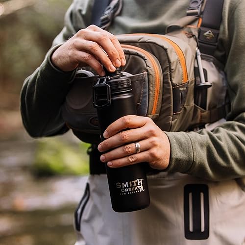 Miniatura 2 de Smith Creek Botella de agua de acero inoxidable aislada al vacío caliente o fría de 22 onzas para pesca, campamento o senderismo (negro mate)