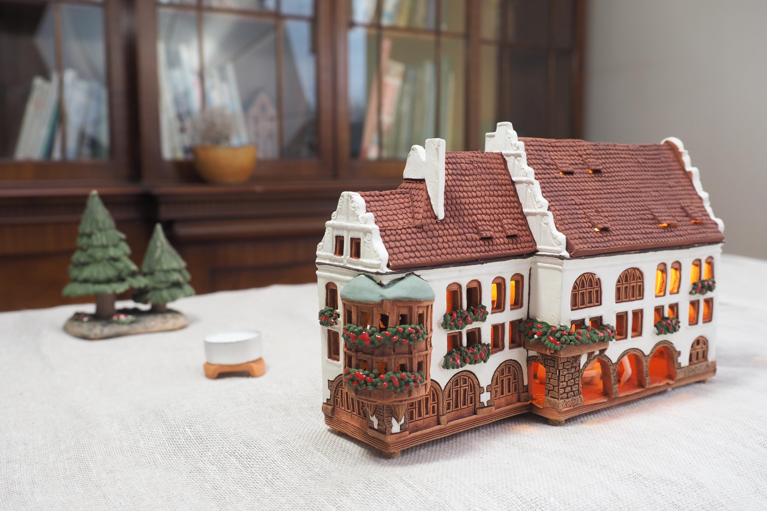Ceramiczny domek świetlny, rękodzieło, artystyczna miniaturka, historyczny domek dworkowy w Monachium, Niemcy, C345AR