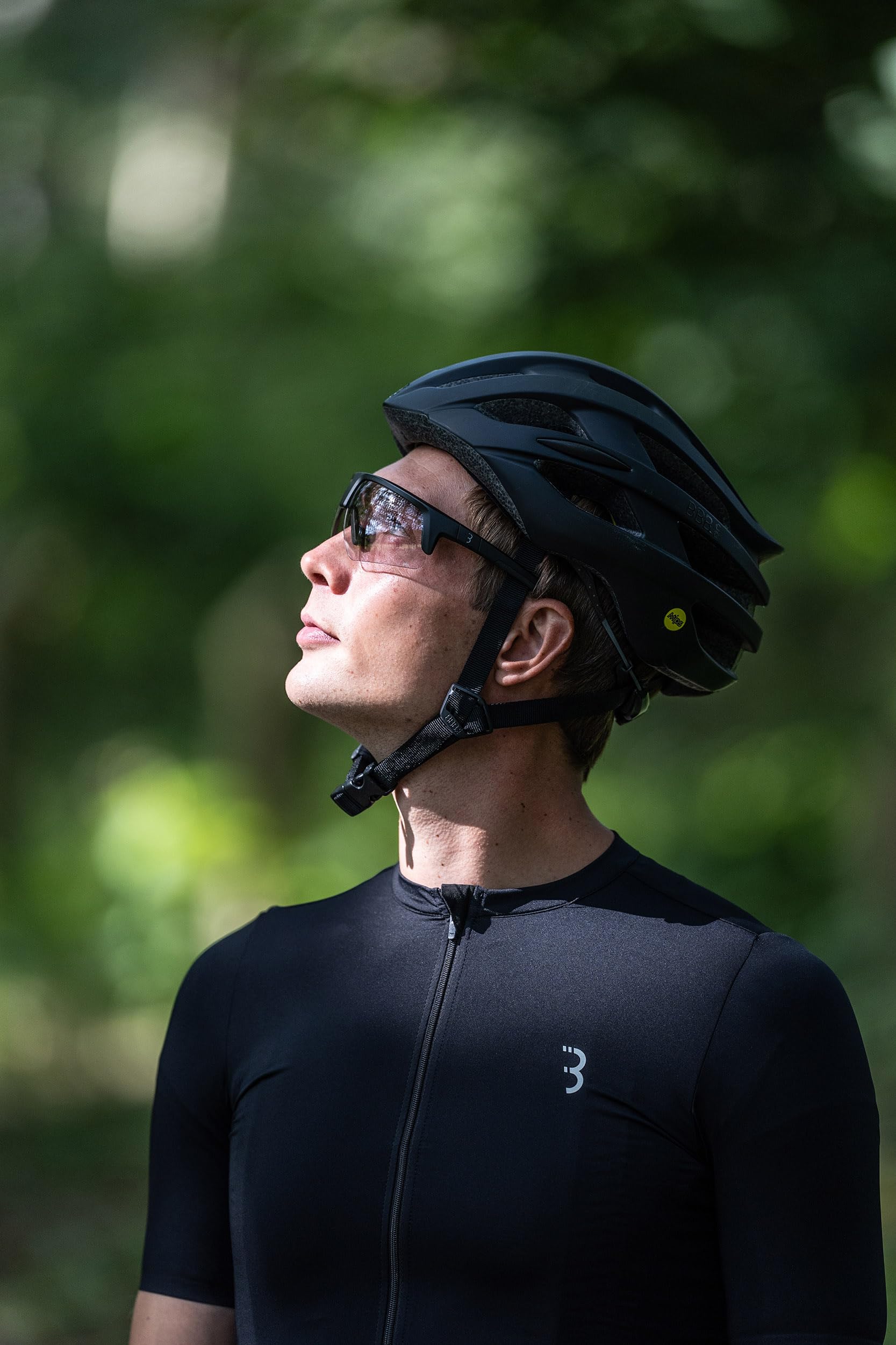BBB Cycling Lunettes de cyclisme photochromiques Lunettes de soleil de cyclisme photochromiques pour homme et femme Protection 100% UV Gravel Bike Road Bike & MTB Noir mat Comet PH BSG-75PH