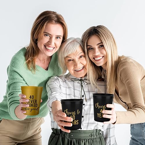 Miniatura 6 de Your Dream Party Shop Copas doradas de cumpleaños con texto en inglés "Cheers to 40 Never Looked So Good", juego de 12, decoraciones de cumpleaños