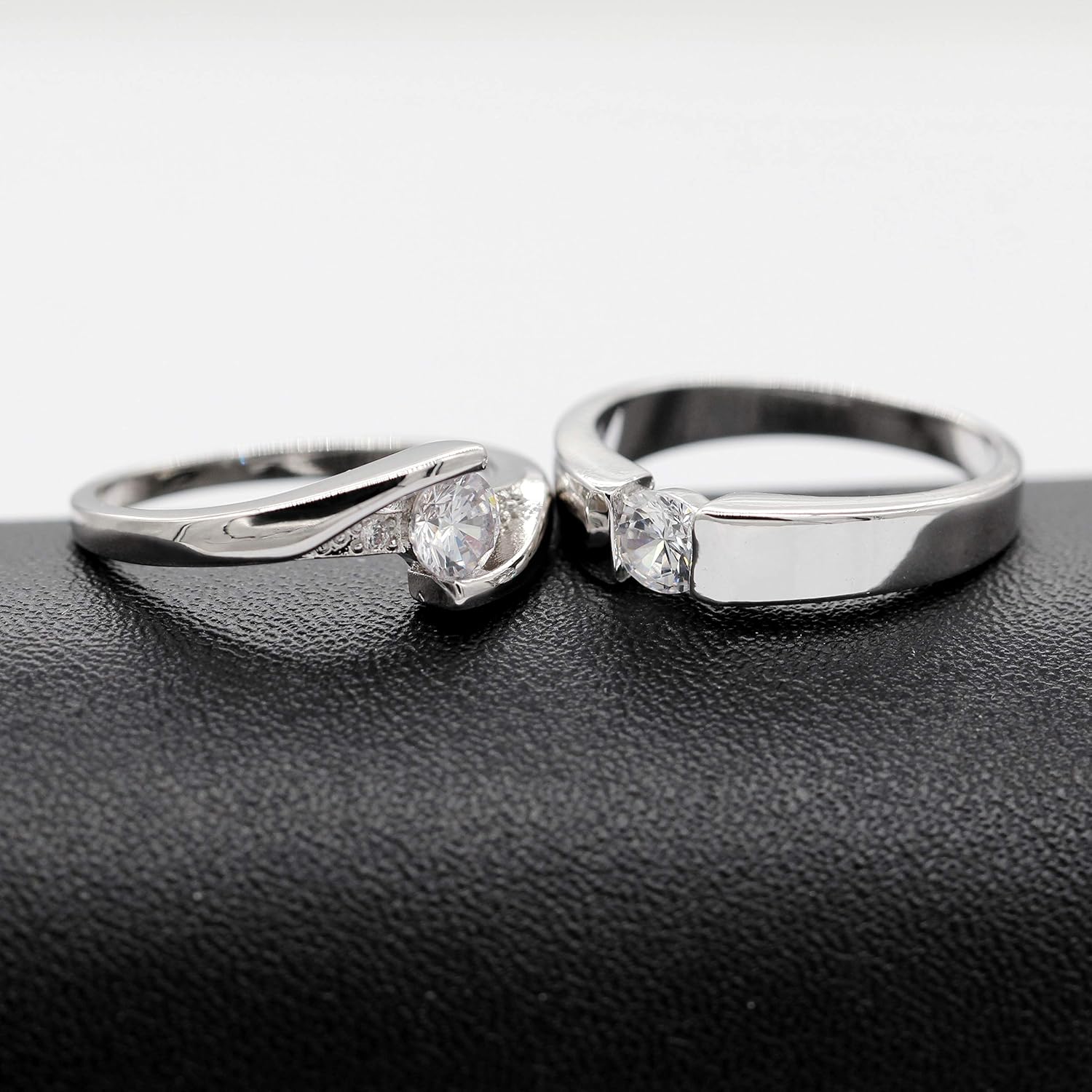 Uloveido 2 pcs His and Hers Matching Engagement Rings Set with Round Cubic Zirconia Platinum Plated Couples Wedding Ring J045