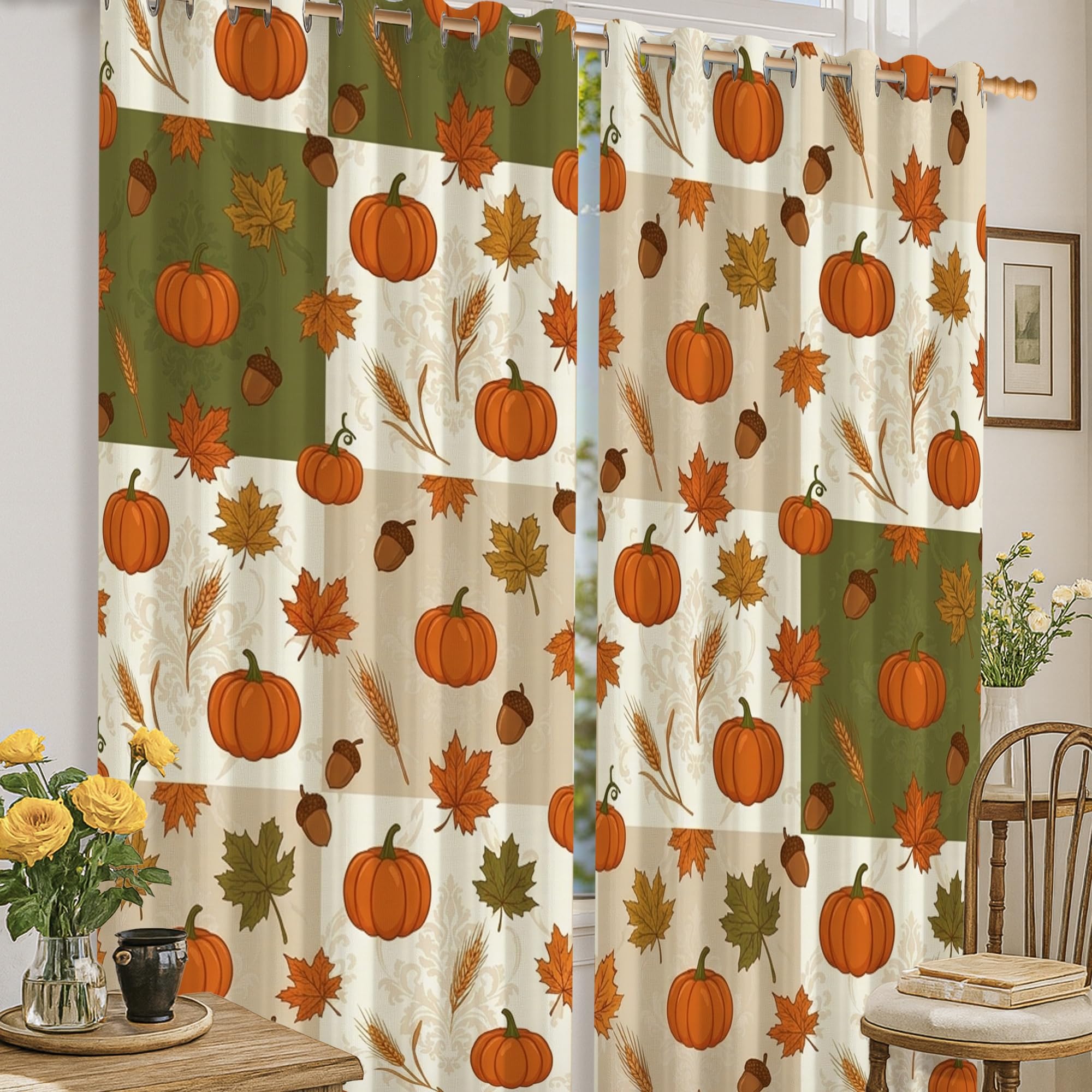 Rideaux occultants citrouilles installés dans un bureau calme ou une chambre d'enfant douillette