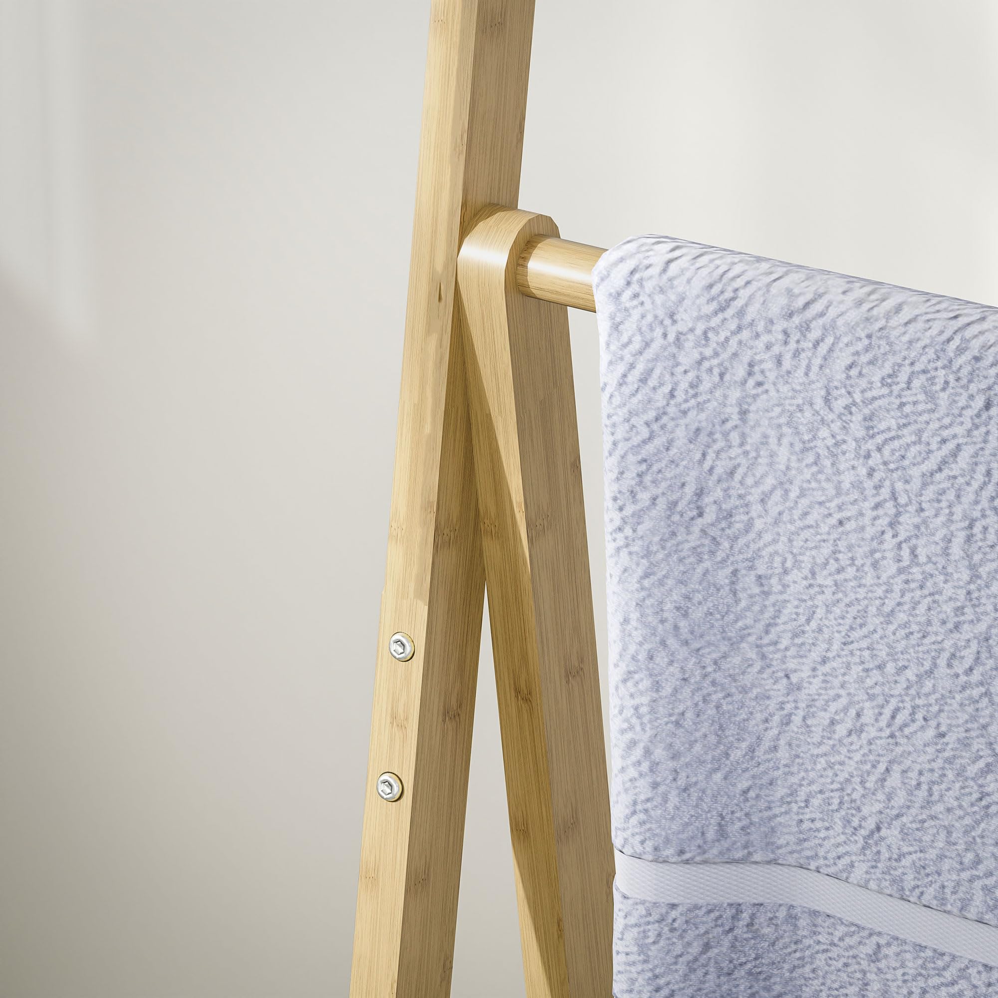 HOMCOM Scaffale Bagno con Porta Asciugamani, Mobile Bagno a 3 Ripiani con 3 Barre Portasciugamani Autoportante e Pieghevole, Legno di Bambù