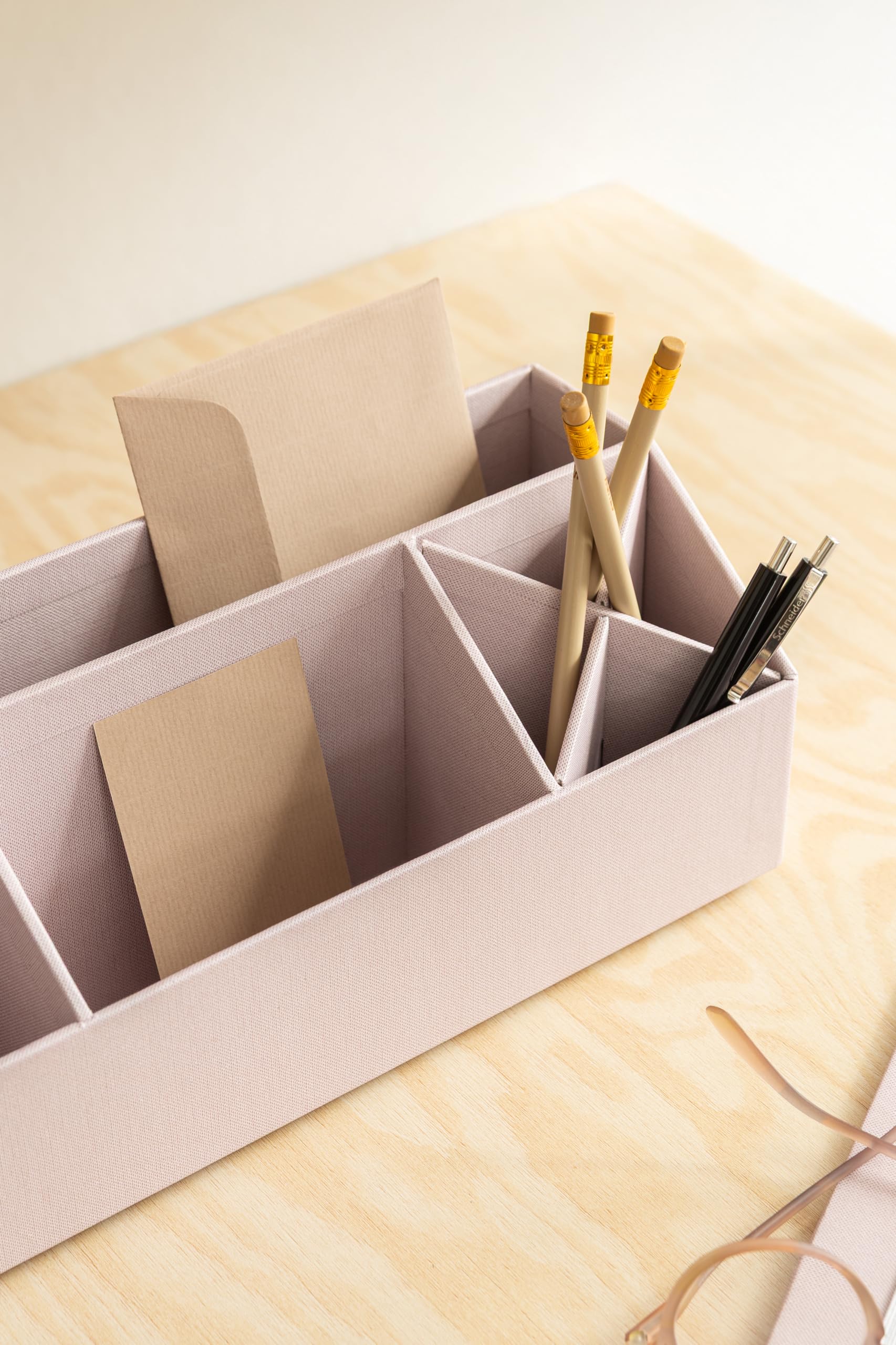 BIGSO ELISA Schreibtisch Organizer – Aufbewahrungsbox mit 4 Fächern – Schreibtischablage für Zettel, Büroklammern, Stifte & Kleinteile – Sortierkasten aus Faserplatte und Papier – rosa