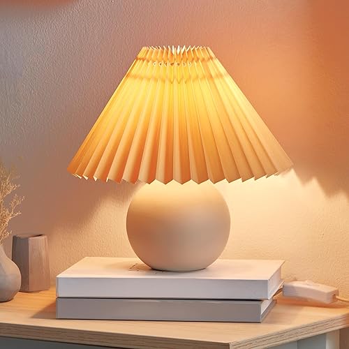Brightech Serena - Lámpara LED de mesa, pequeña lámpara de cerámica moderna de 10 pulgadas con pantalla plisada para mesita de noche, escritorio,