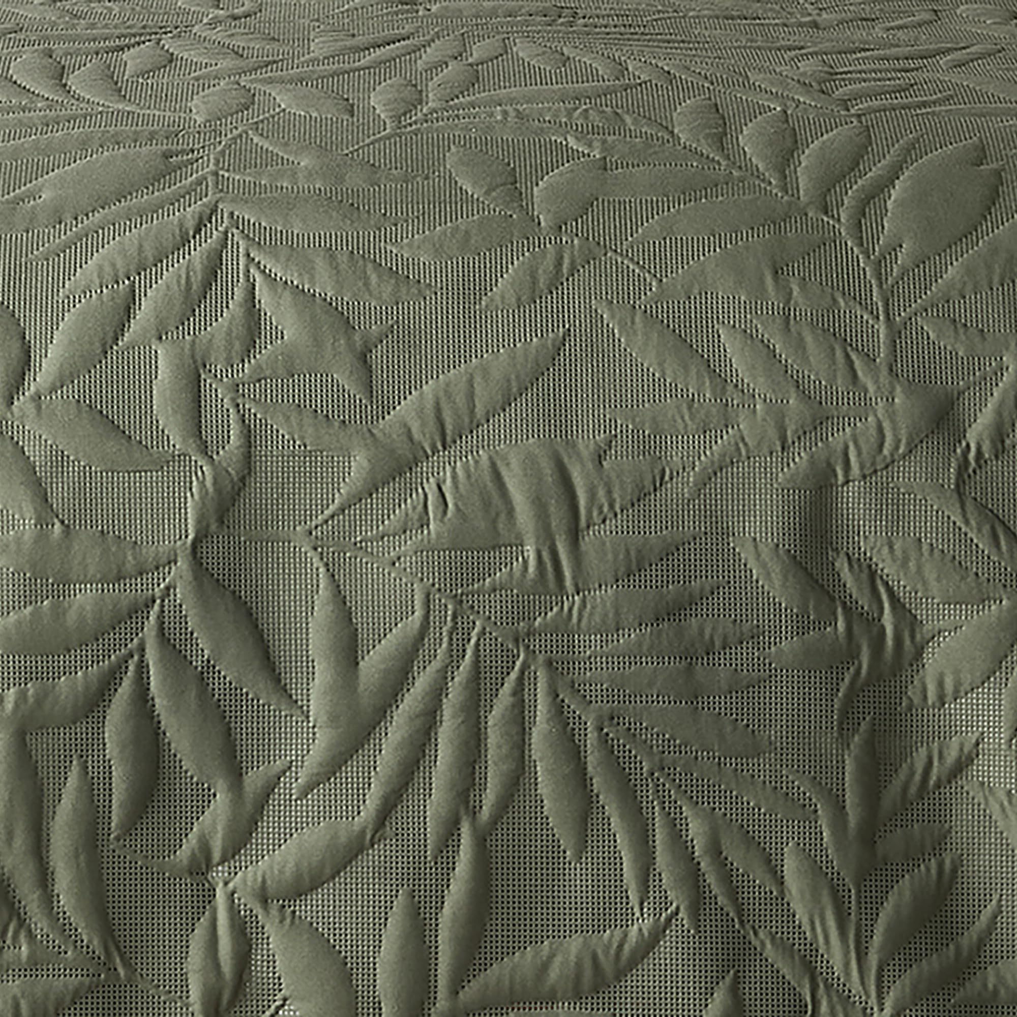 Serene - Kaki groene blad reliëf sprei (230cm x 200cm) - Soft Touch - Microvezel - Blad/Bladeren Borduurwerk Gewatteerde Spreien - Groene Bloemen Deken/Bed Cover voor Bed - Luana Collection