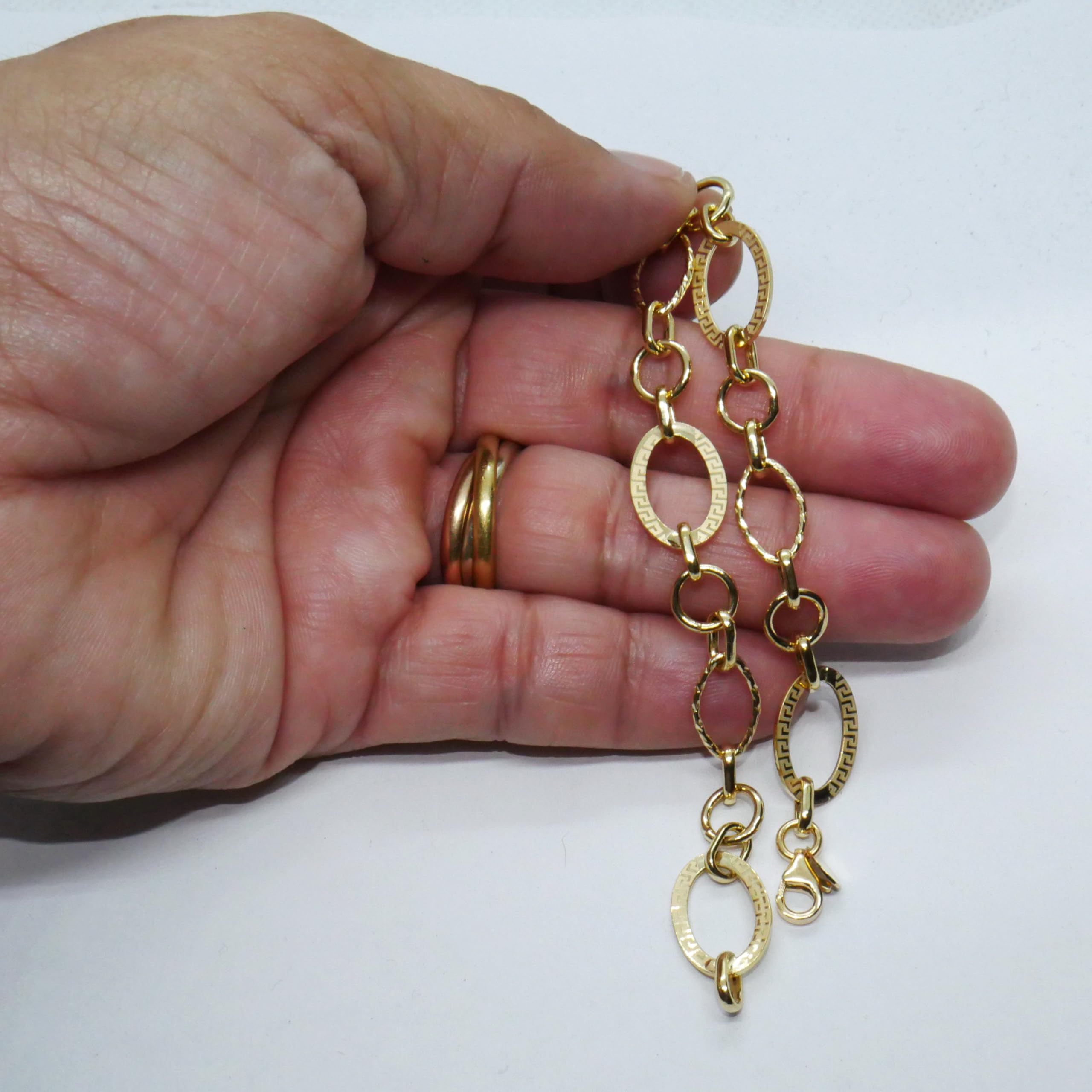 Never Say Never Pulsera para mujer de oro amarillo mate y brillo de 18k con cadena de eslabones ovalados y detalle de greca, 1.10 cm de ancha, largo 19.00 cm. 2.80 gr de oro de 18k.