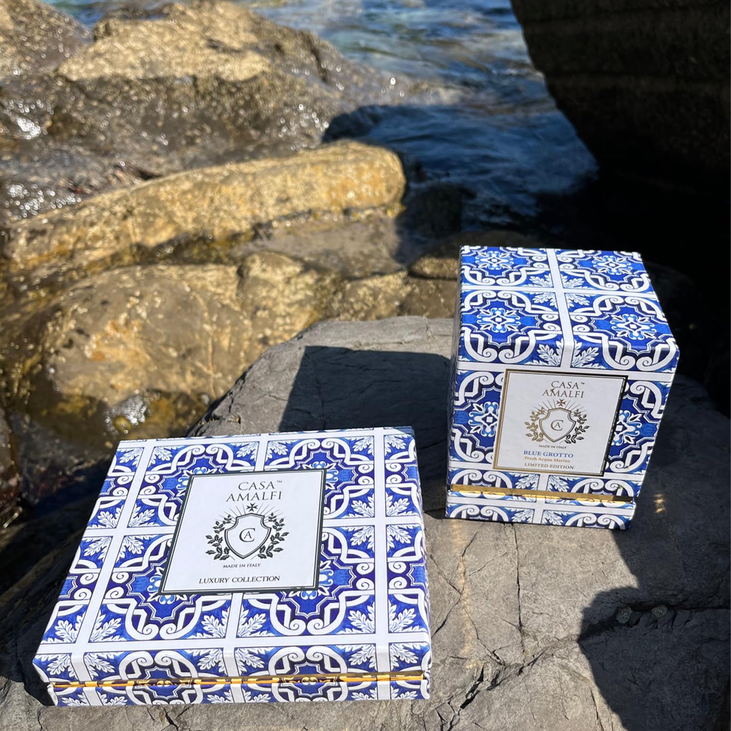 Casa Amalfi - Duftkerze aus Keramik Blue Grotto - Handbemalt - Made in Italy - 40-50 Brennstunden