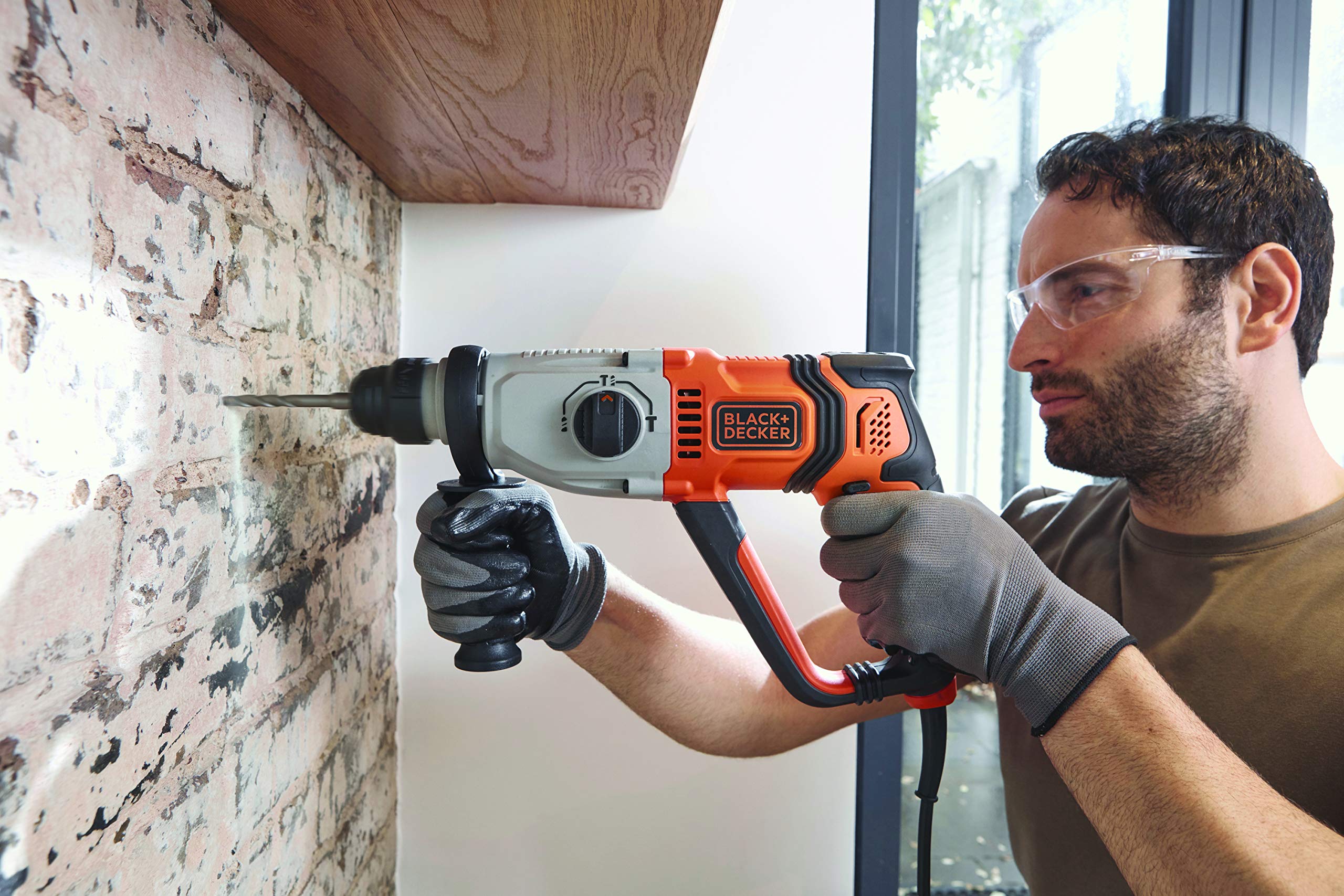 BLACK+DECKER MARTELLO TASSELLATORE/SCALPELLATORE SDS+ 800W, 2.2J EPTA, 0-5500 colpi/min. In dotazione: Extra mandrino 13mm, 2 punte SDS+ per muratura, Asta di profondità, Valigetta BEHS02K-QS