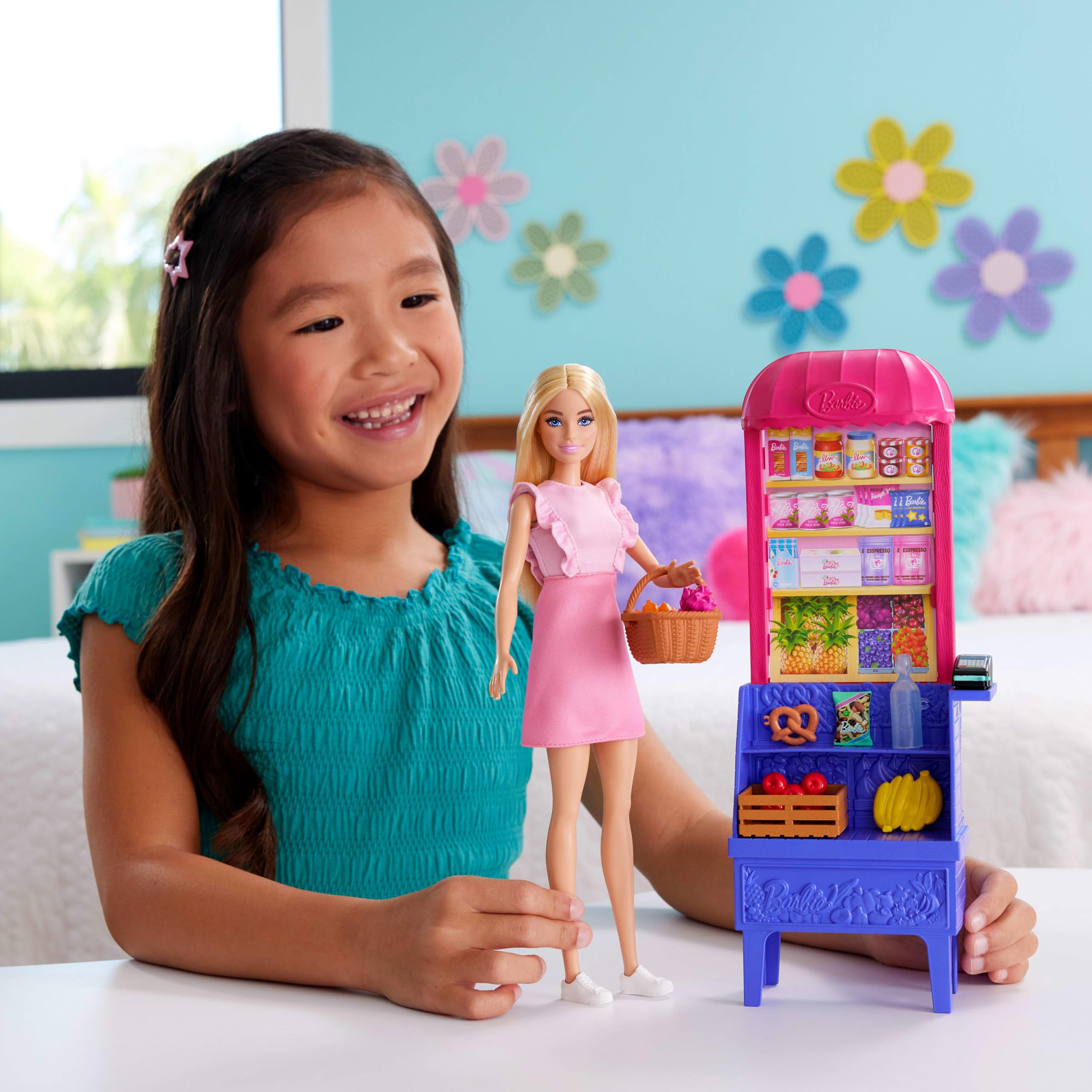 Barbie - Malibu fa la spesa, bambola bionda e bancarella del mercato con 11 accessori a tema, set ispirato al film Barbie e Teresa La Ricetta dell'Amicizia, giocattolo per bambini, 3+ anni, JCT05