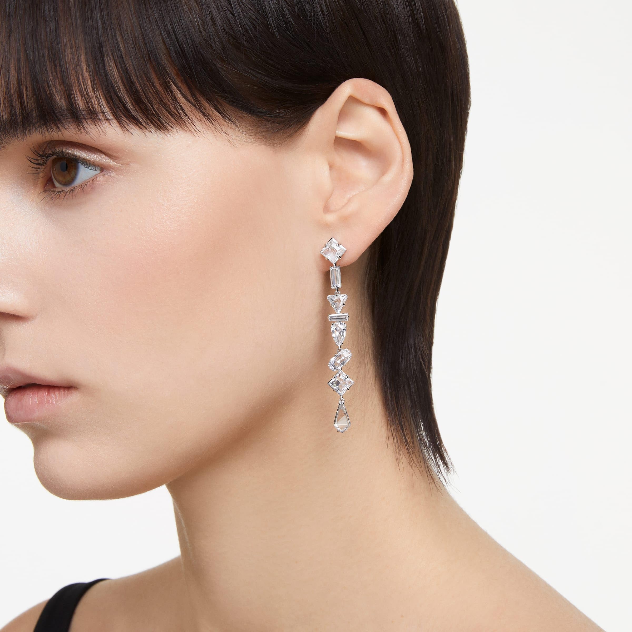 Swarovski Długie kolczyki Mesmera, Wzór asymetryczny, Szlify różnorodne, Długie, Białe, Powłoka z rodu