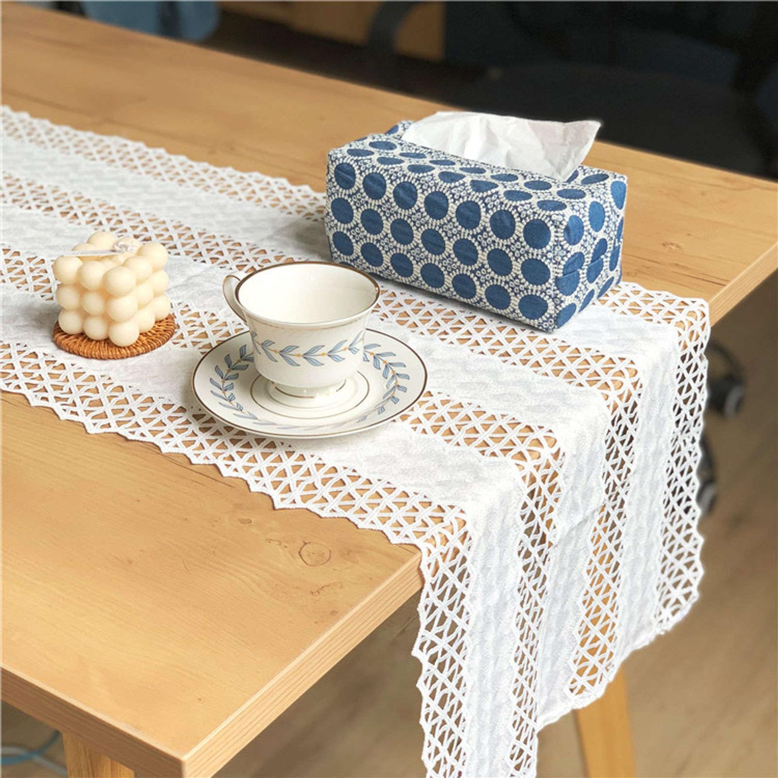 Chemin de table au motif dentelle vintage pour raviver les souvenirs