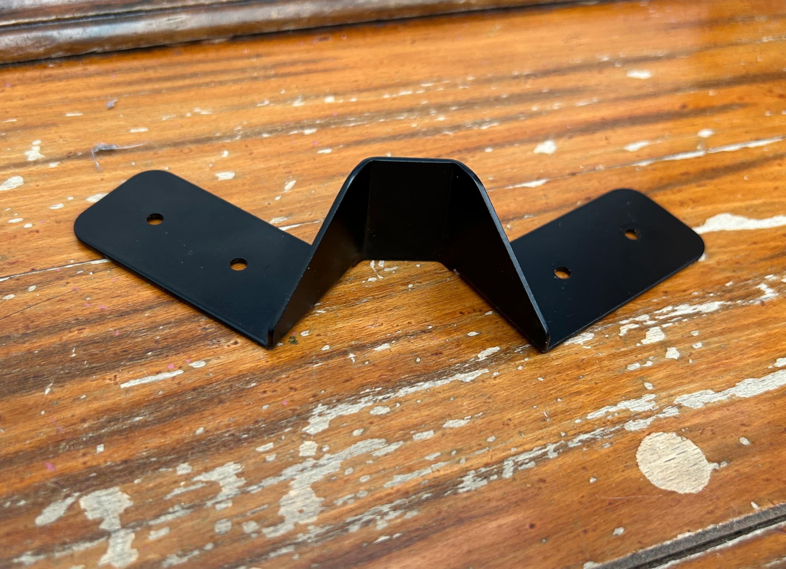 Tope antideslizamiento para batería e instrumentos. Freno metálico para evitar movimiento bombo batería. Se adapta a cualquier tipo de suelo y evita tener que usar mantas o alfombras de base.