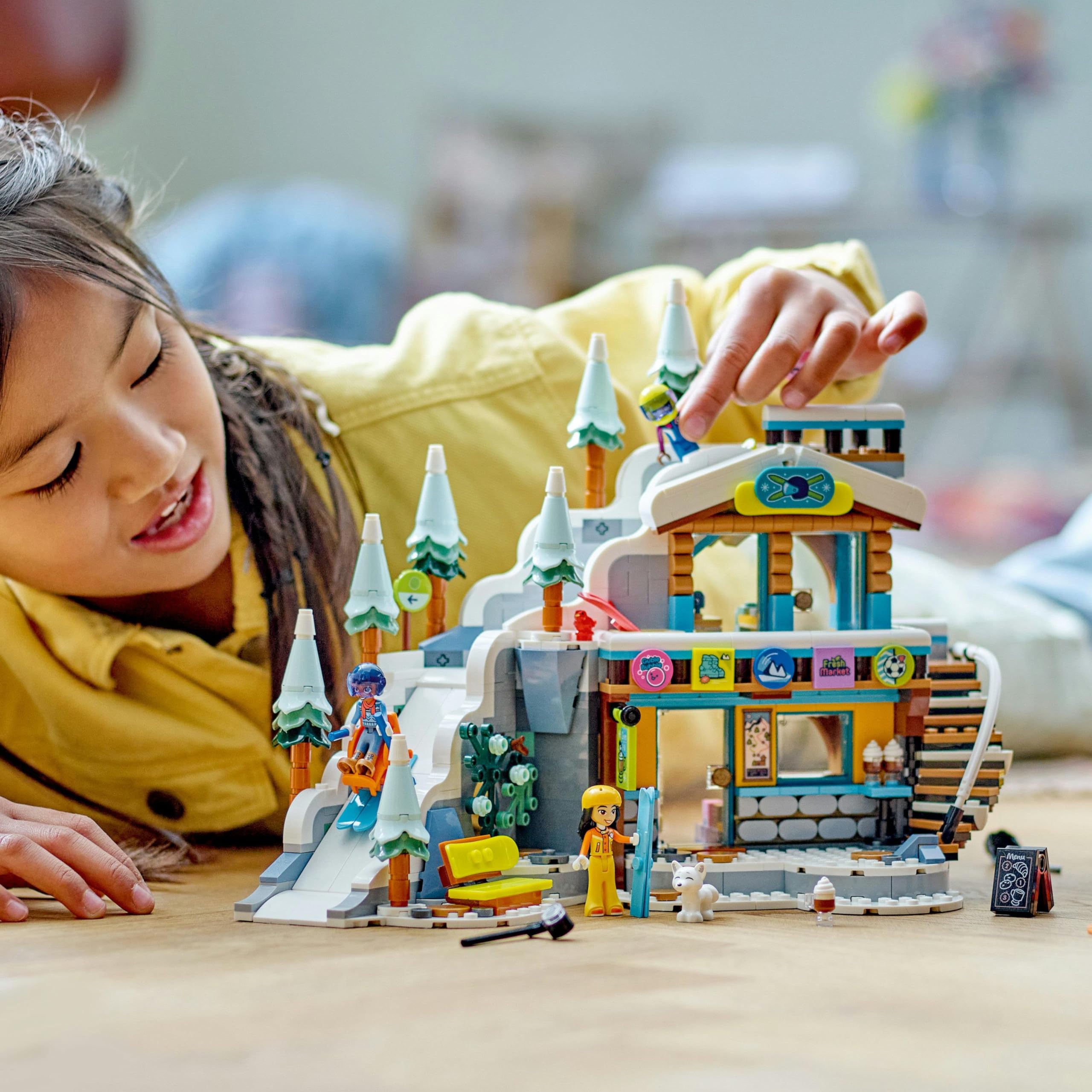 LEGO Friends Pista da Sci e Baita, Set Sport Invernali, Giochi per Bambine, Bambini, Ragazzi e Ragazze con Mini Bamboline di Liann, Aron e Zac e Figura Di Animale Fox, Regalo Creativo per Natale 41756