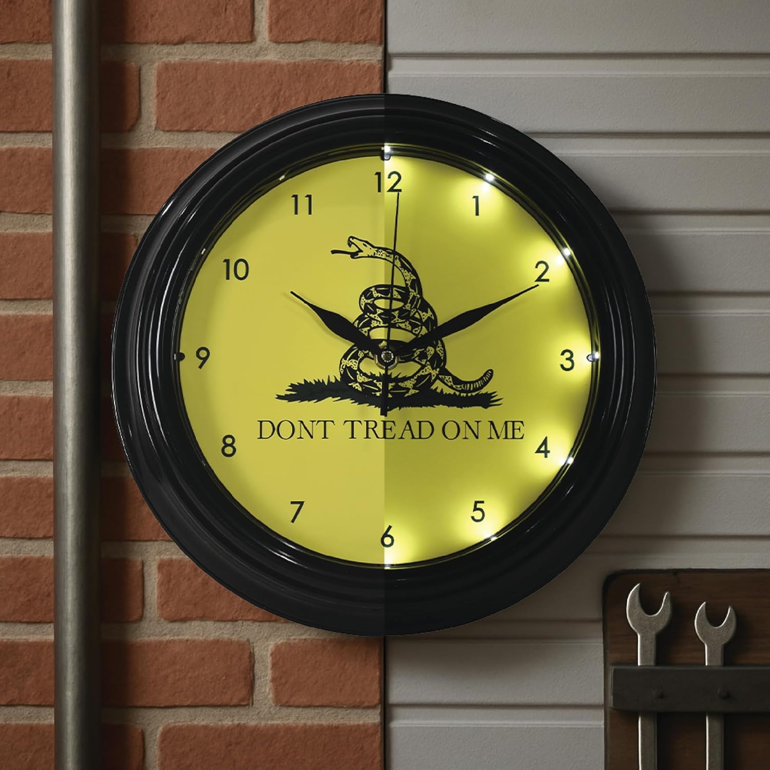 American Art Decor Snake Don't Tread LED Clock - 12" Wall Mounted Modern Wall Decor - Patriotic Gadsden Design Wall Clock for Living Room, Dorm, Mancave, Garage, Office, Game Room (Yellow/Black/Green)