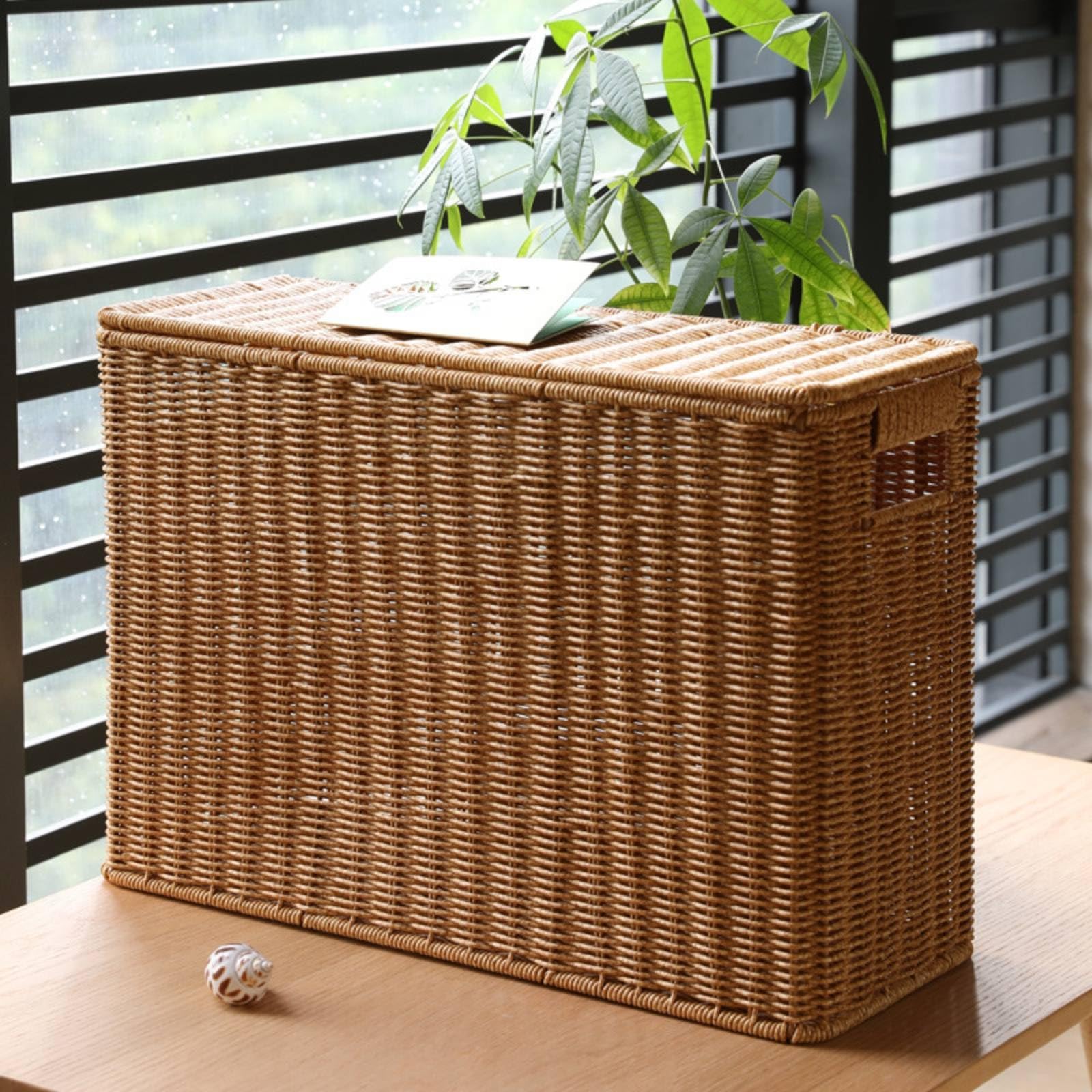 Contenant de Rangement d'Angle Panier Porte-revues Tressage Imitation Rotin Structure Métal Renforcé avec Couvercle et Poignées Adapté pour Salon, 48cm X 18cm X 33cm, Grand Noyer
