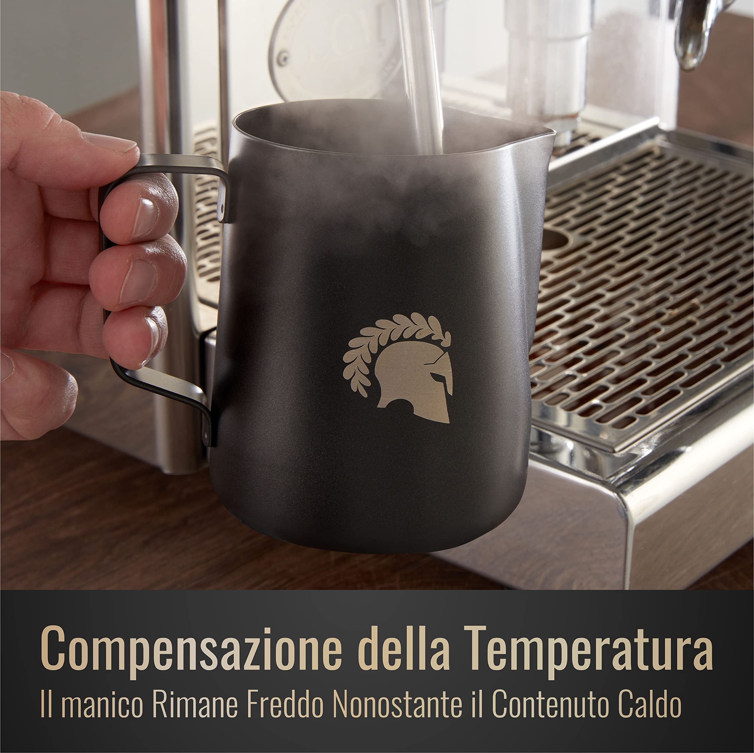 Barista Legends® - Bricco per latte in acciaio inox nero opaco, 600 ml, con beccuccio speciale per una perfetta schiuma di latte, rivestimento in teflon (nero, 600 ml)