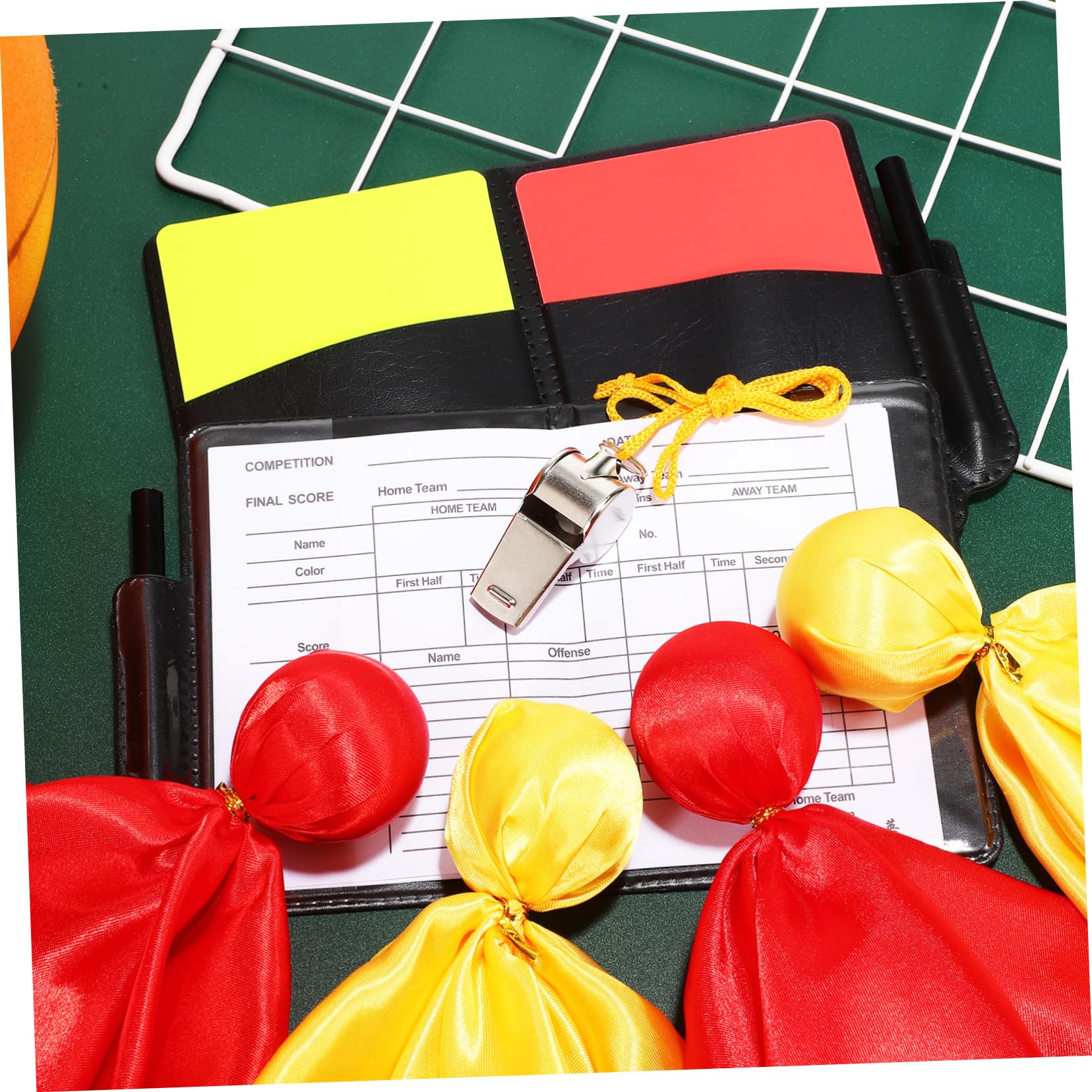 ibasenice 3 Set Carte di Avvertimento di Calcio Arbitro di Calcio Cartellini Rossi e Gialli Formazione Fischietti con Cordino Kit Arbitro Bandiere Calcio Rosso Poliestere