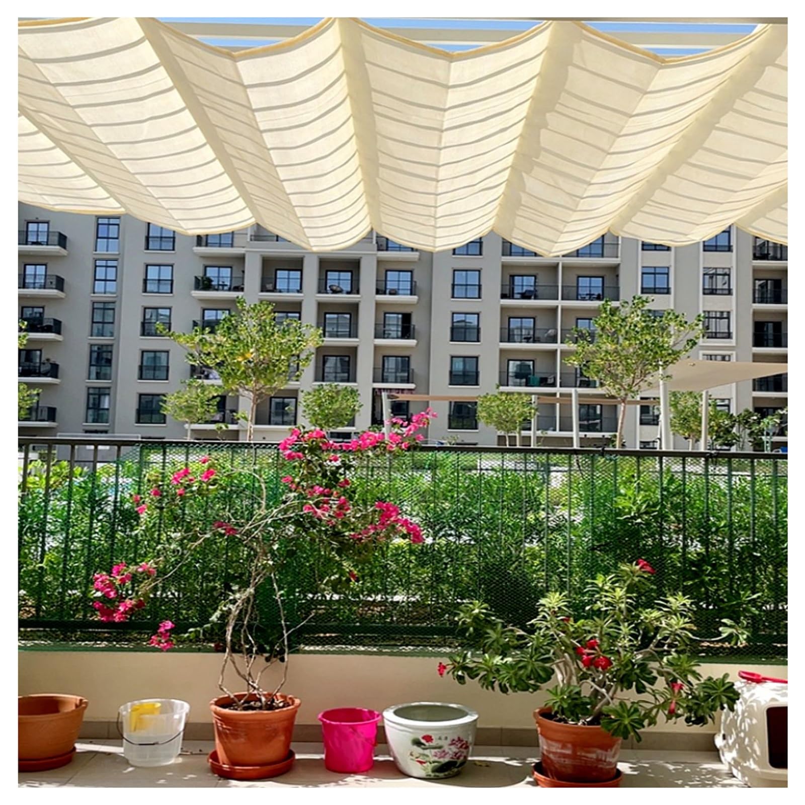 Voile d'ombrage pour porche et jardin pour profiter de l'été en famille