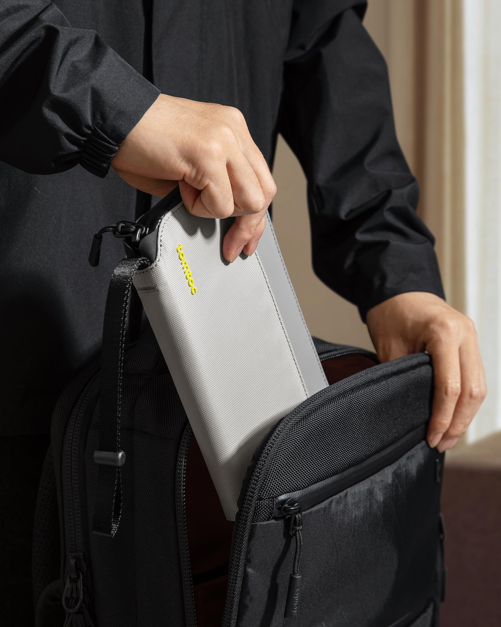tomtoc Fundas de Pasaporte para 4 Pasaportes y 4 Tarjetas, Estuche Protector para Pasaporte Familiar para Tarjeta SIM y Pasador de Expulsión, Protección RFID, Bolsillo para Tarjeta de Vacunación