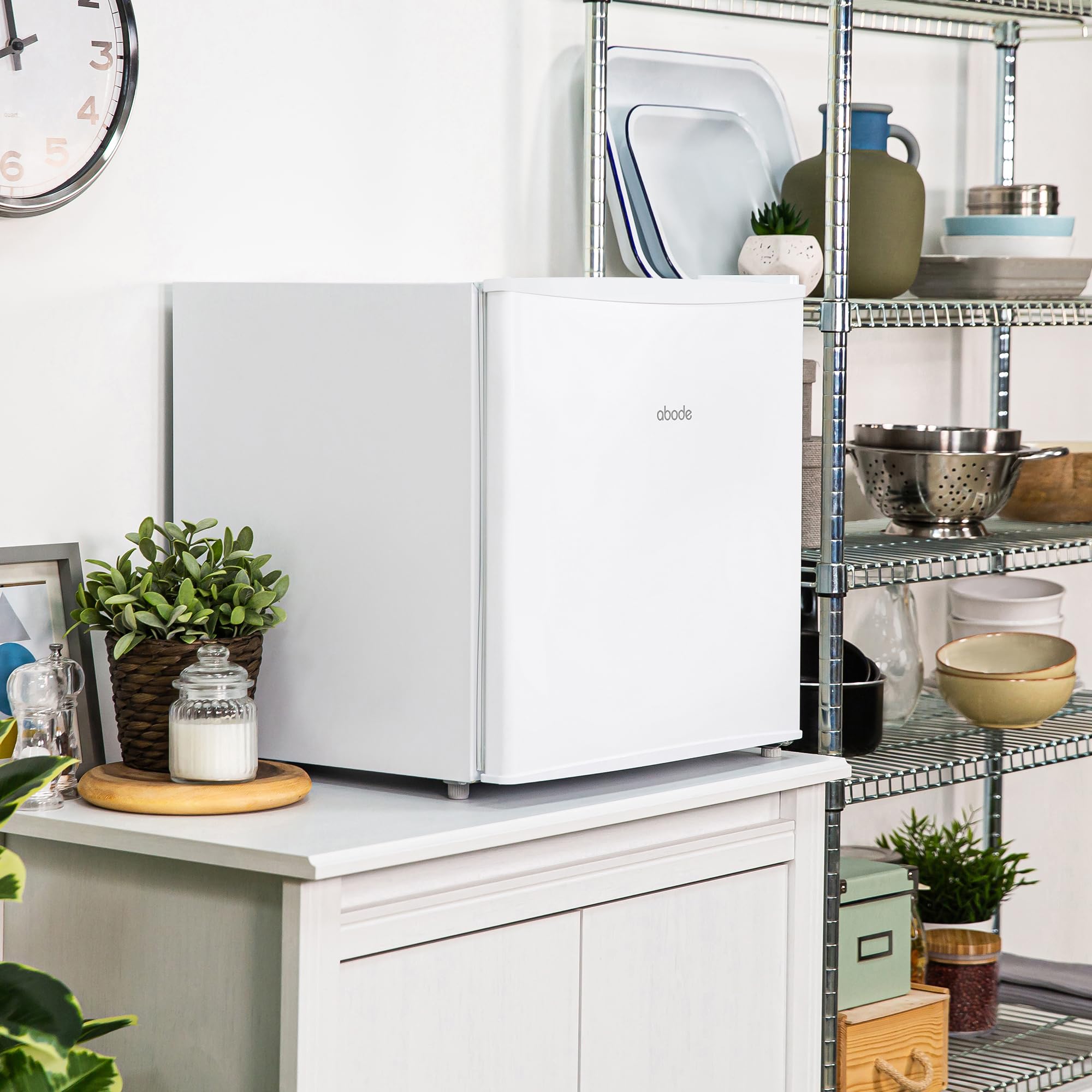 Abode Table Top Mini Freezer White Freestanding 31 Litre Capacity with Reversible Door, 4 Star Freezer Rating, Adjustable Feet & 1 Wire Shelf ATTFZ0E1W (White) — view 6