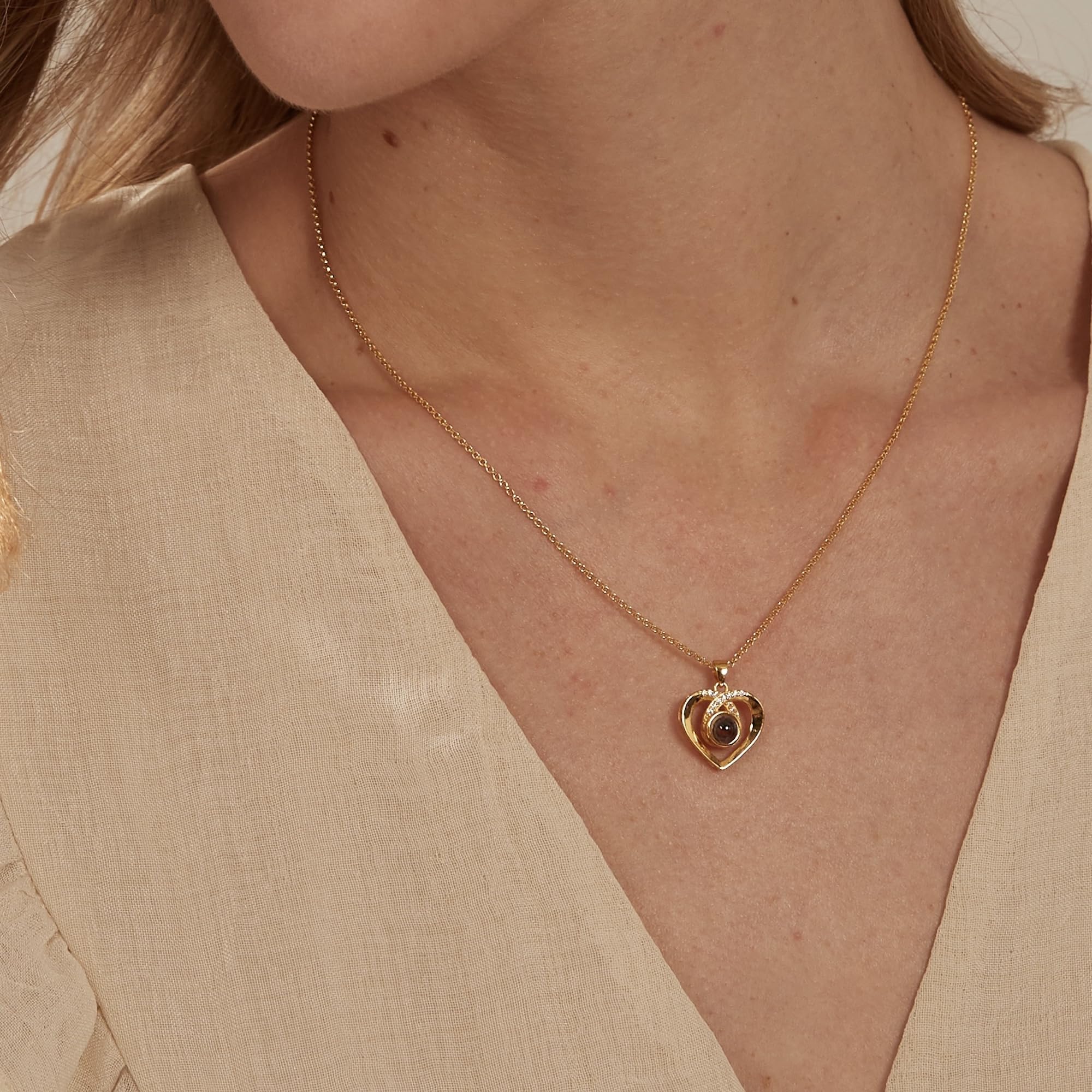 PERIMADE Collana con proiezione di immagini personalizzate per donne, ciondolo a forma di cuore con foto commemorativa, testo personalizzato e amore in 100 lingue CZ collana con ciondolo per