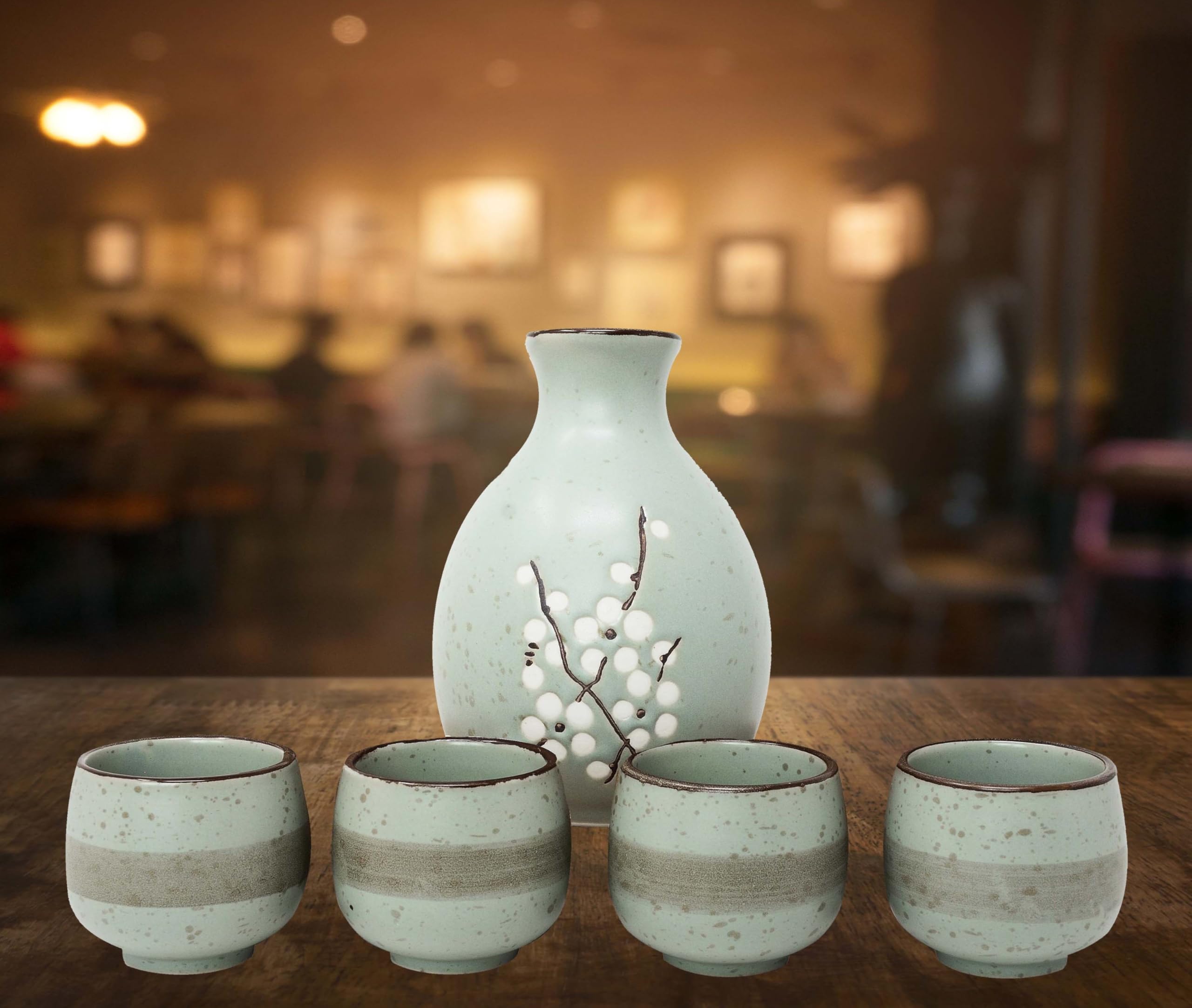 MystiCalls Japanisches Sake-Set 5-teilig, 1 Sake Karaffe warm/kalt 4 Sake Becher, Handgemalte Kirschblüten auf Keramik, Geschenkset, Sake Set für 4 Personen