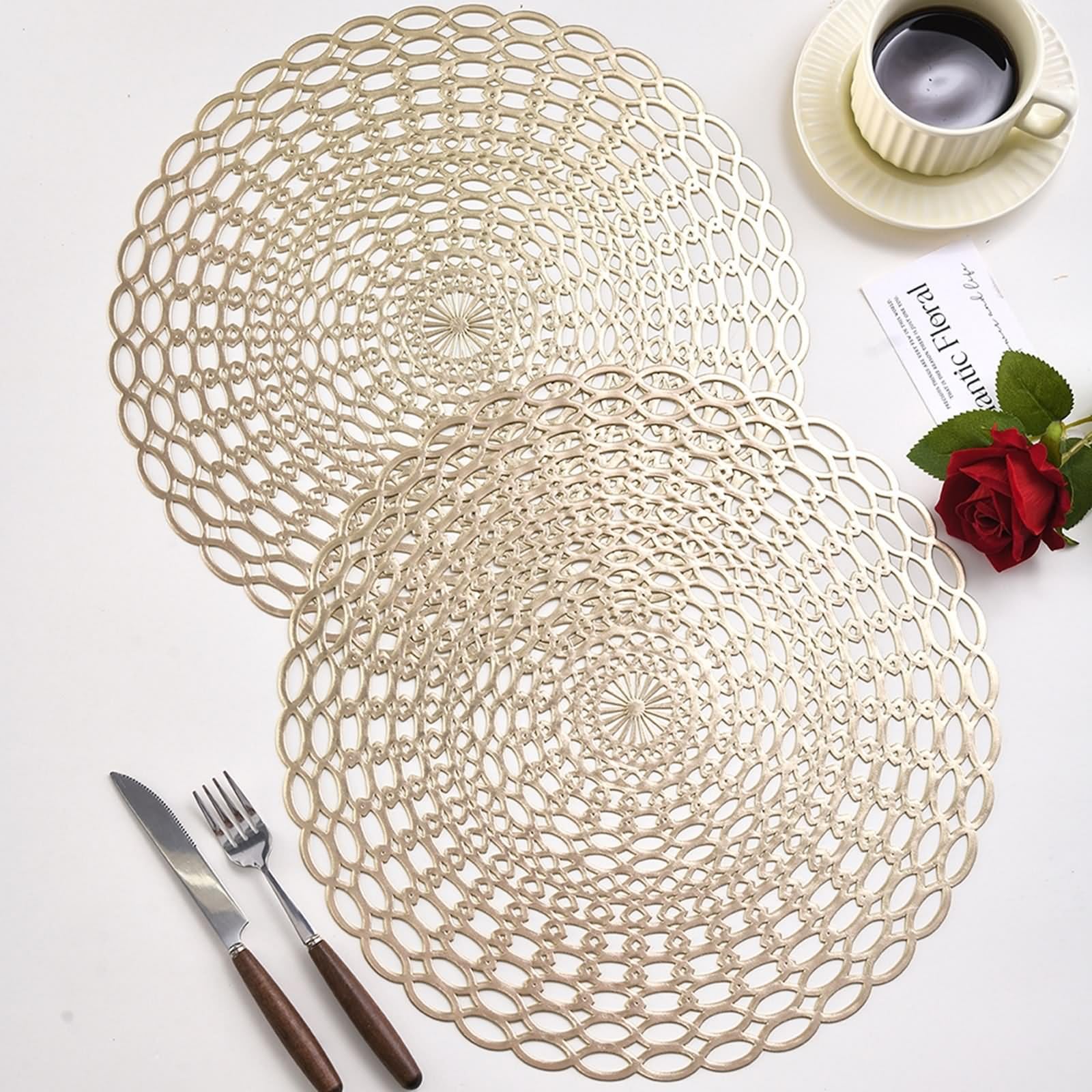Lot de 8 Set de Table Feuille 40cm, Dessous de Table Moderne Motif de Chaîne Circulaire Creuse PVC Or