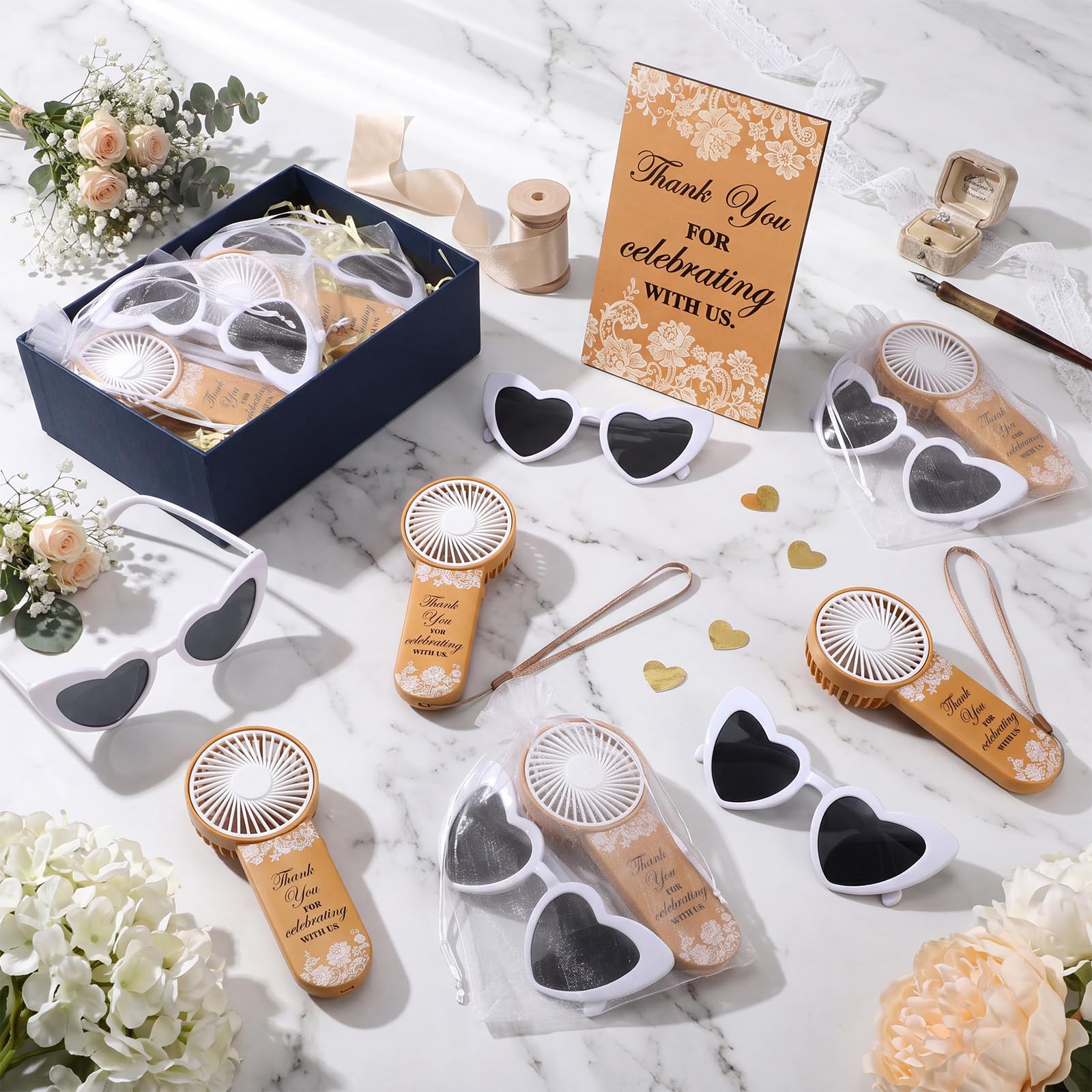 Chumia 91 Stück Hochzeitsgeschenke für Gäste, 30 tragbare Mini-Handventilatoren, 30 Herz-Sonnenbrillen, 30 Organza-Beutel und Holzschild, Sommer, Outdoor, Brautparty, Gastgeschenke, Souvenirs (goldene