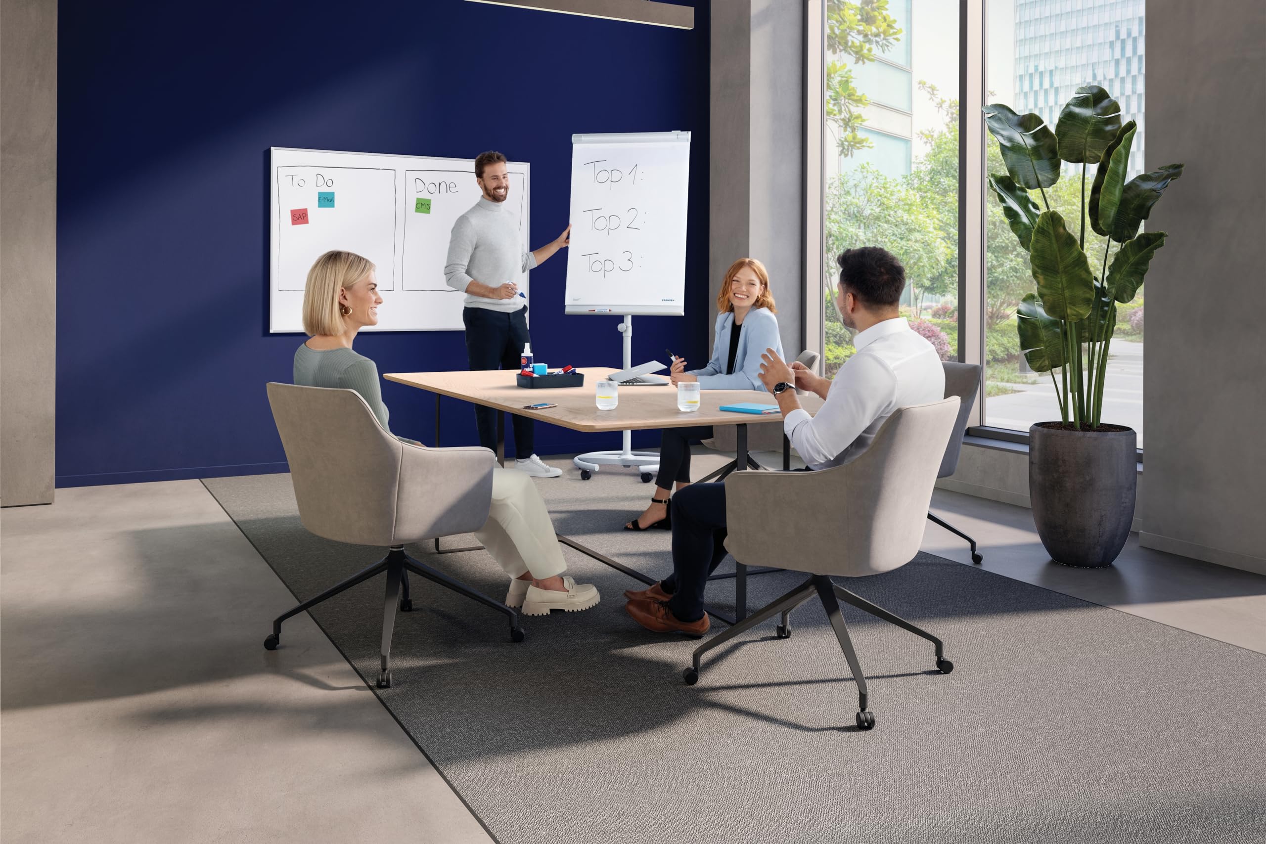 FRANKEN Flipchart, Beschreibbar, Magnetisch, Mobil, Mit Rollen und 2 Seitenarmen, Whiteboard mit Ständer, Papierhalterung und Stifteablage, 68 x 105 cm, ECO Mobil, F2400/N