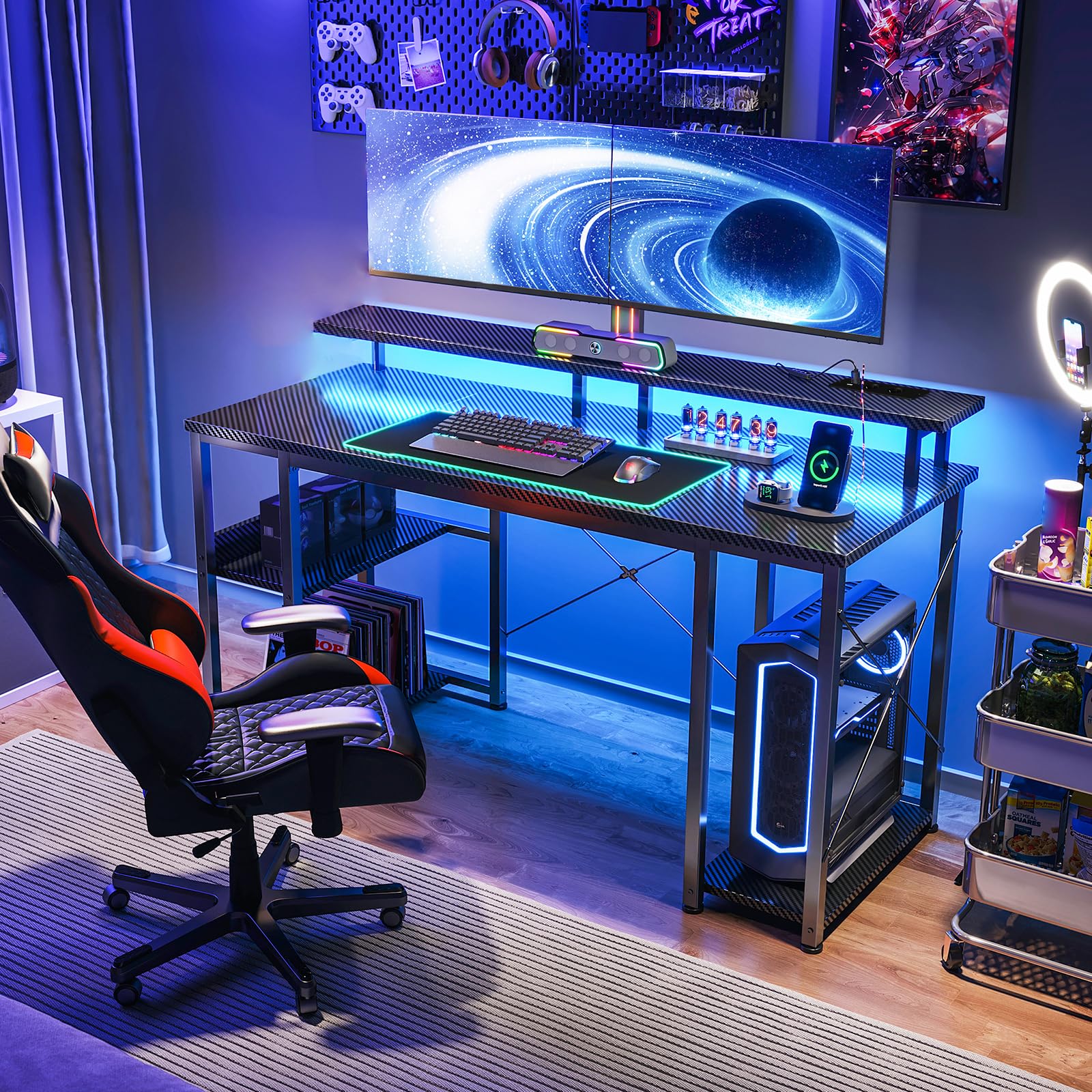 Coleshome Escritorio Gaming con LED, 120x50cm Mesa Gaming con 2 Enchufes y 2 Puertos USB, Escritorios Ordenador con Estantería para Oficina en Casa, Fibra de Carbono Negra