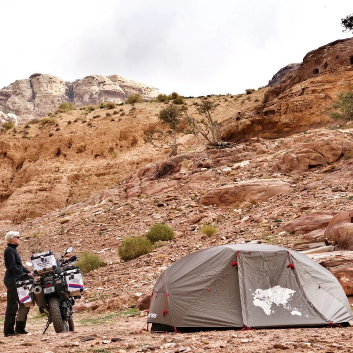 Lone Rider Tenda a Cupola per 2 Persone - Riparo Leggero e Impermeabile per Campeggio, Trekking e Hiking - Struttura Monopezzo con Ventilazione in Rete - Include Sacca, Picchetti e Kit Veranda