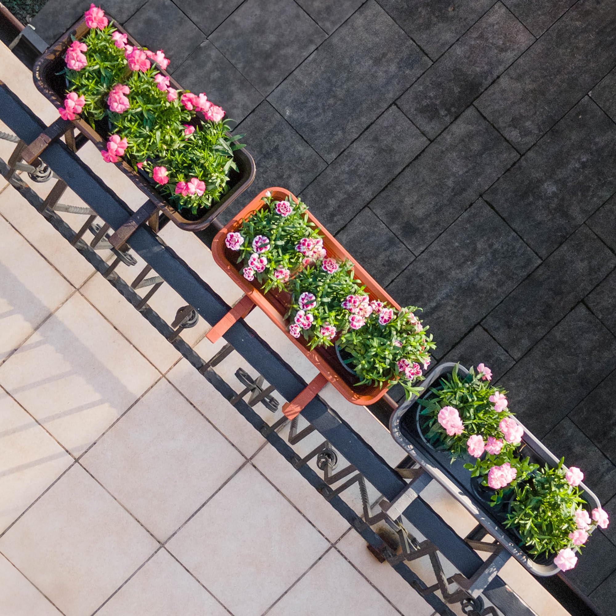 KADAX Jardinera con platillo en juego, con o sin soportes para jardineras, maceta de plástico para balcón, jardinera, barandilla, maceta (antracita, 80 cm + soportes), K10028
