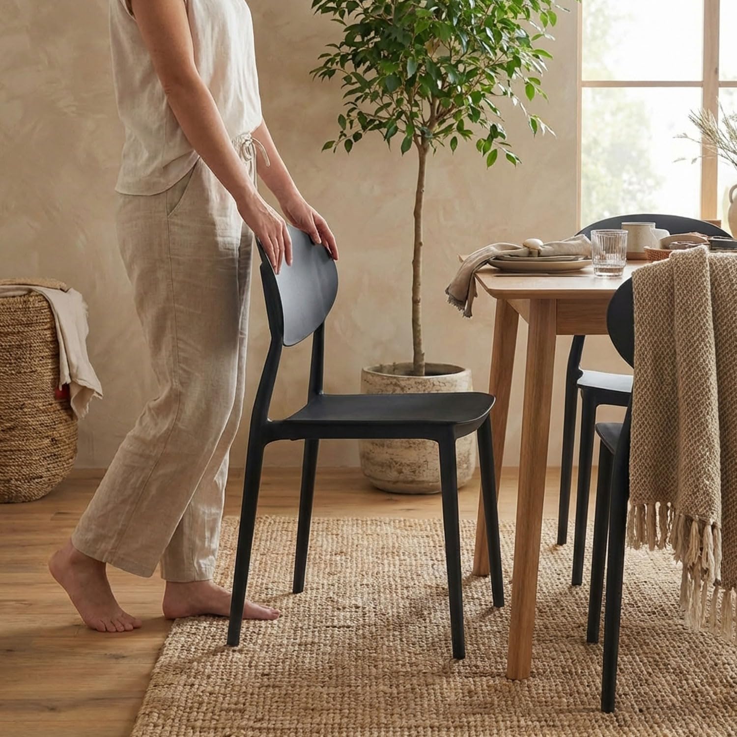 Menzzo Lot de 4 Chaises Empilables Balagan en Polypropylène Noir - Design Moderne, Idéales Salle à Manger et Cuisine