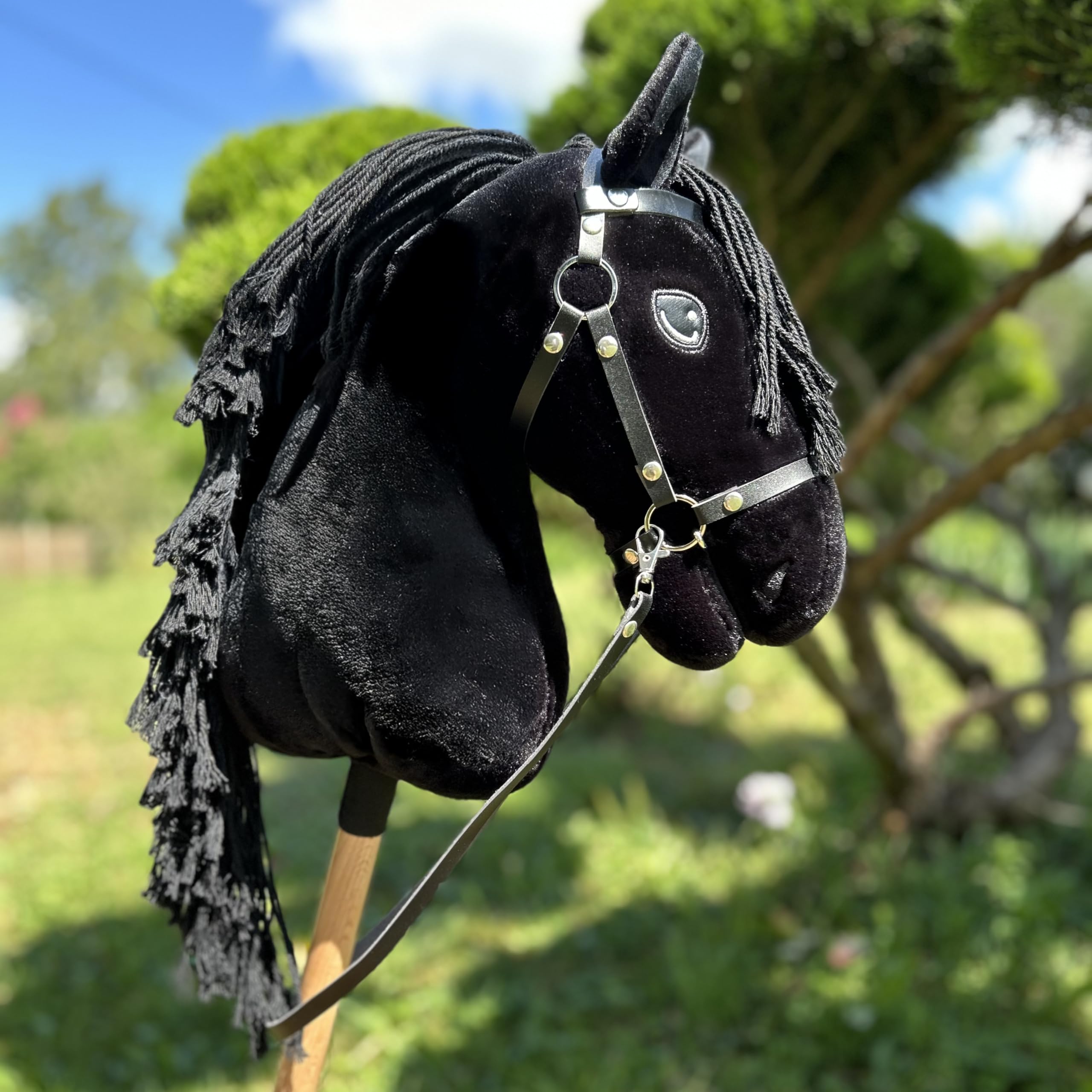 Hobby Horse Frison Nero A3, Staffelei komplett mit Netz, Maulkorb, Zaumzeug, Zitzen und Mückenschutzkappe. Pferdekopf-Stock für Hobby Horsing Kinder und Jugendliche