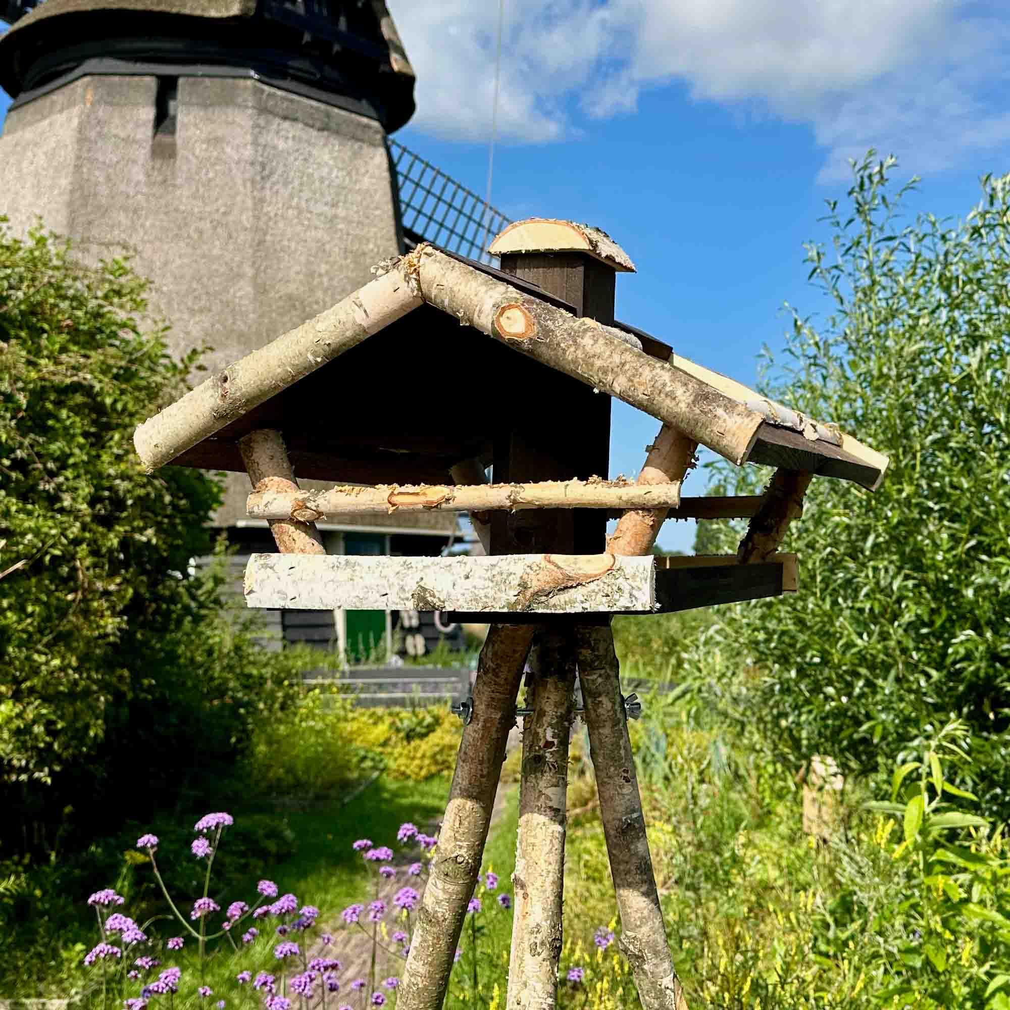 GARTENETAGE Vogelhaus Birke mit Holzdach/Vogelhaus mit Ständer wetterfest und stabil/Vogelfutterhaus mit Ständer/Robustes Vogelhäuschen für Ihren Garten
