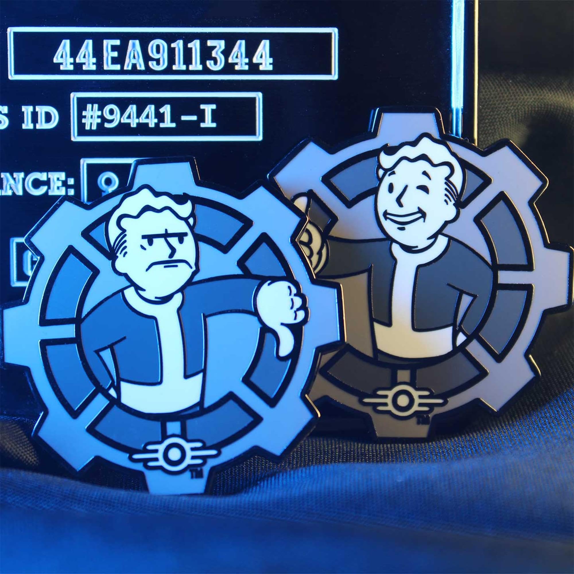 Fallout Black & White Limited Edition Collectible Decision Flip Coin - oficjalna metalowa moneta inspirowana Vault-Tec, postapokaliptyczna pamiątka dla graczy, prezent dla fanów i kolekcjonerów