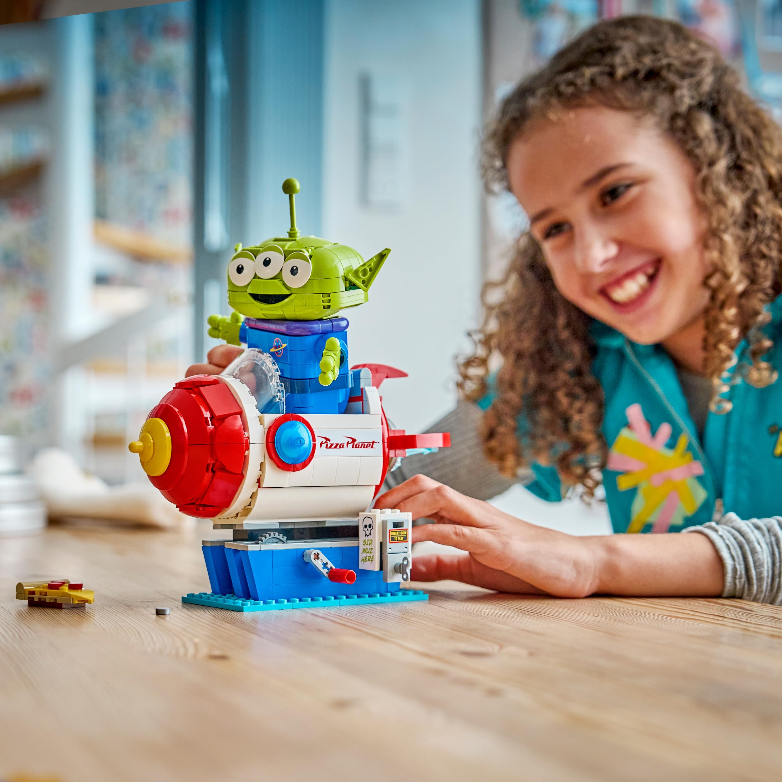 LEGO | Disney y Pixar Toy Story Marcianito con Cohete de Pizza Planet - Cohete Espacial de Juguete con Figura de Alien - Decoración del Dormitorio - Regalo para Niños y Niñas de 9+ Años - 43307