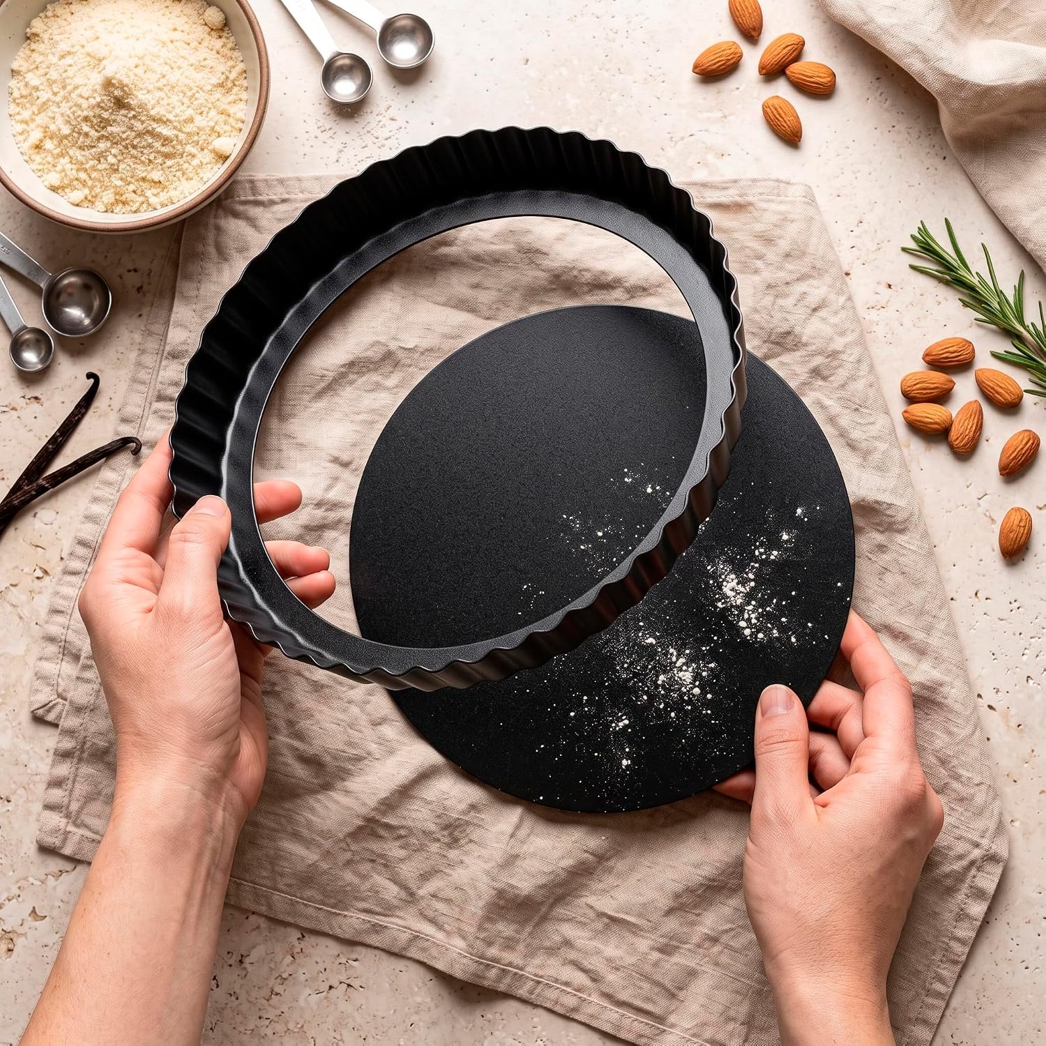 MGE - Moule à Tarte 32 cm - Moule à Quiche avec Fond Amovible - Plat à Quiche - Moule Tartelette - Moules à Gâteaux Rond - Revêtement Antiadhésif - Moule à Flan et Tartelette - 32 cm
