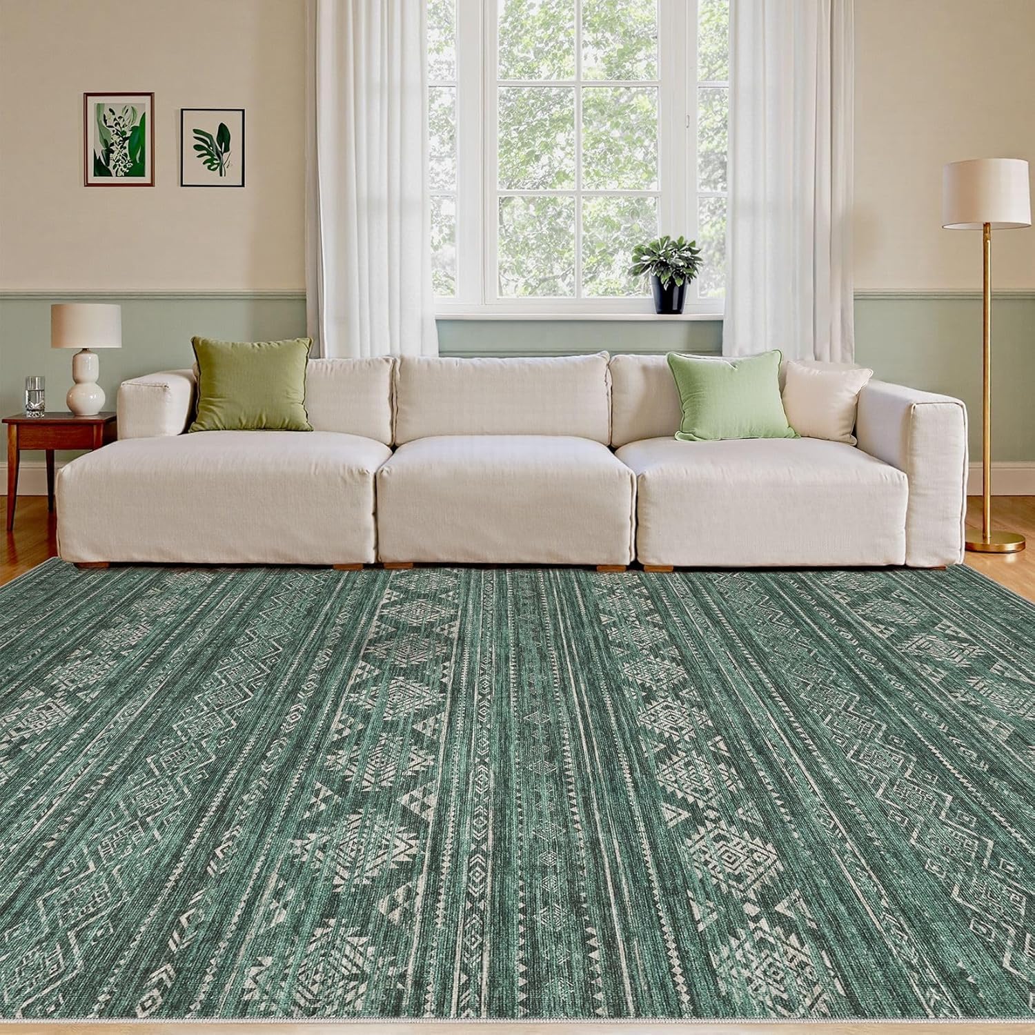 Tapis géométrique vert et blanc pour réchauffer l'ambiance de votre salle à manger