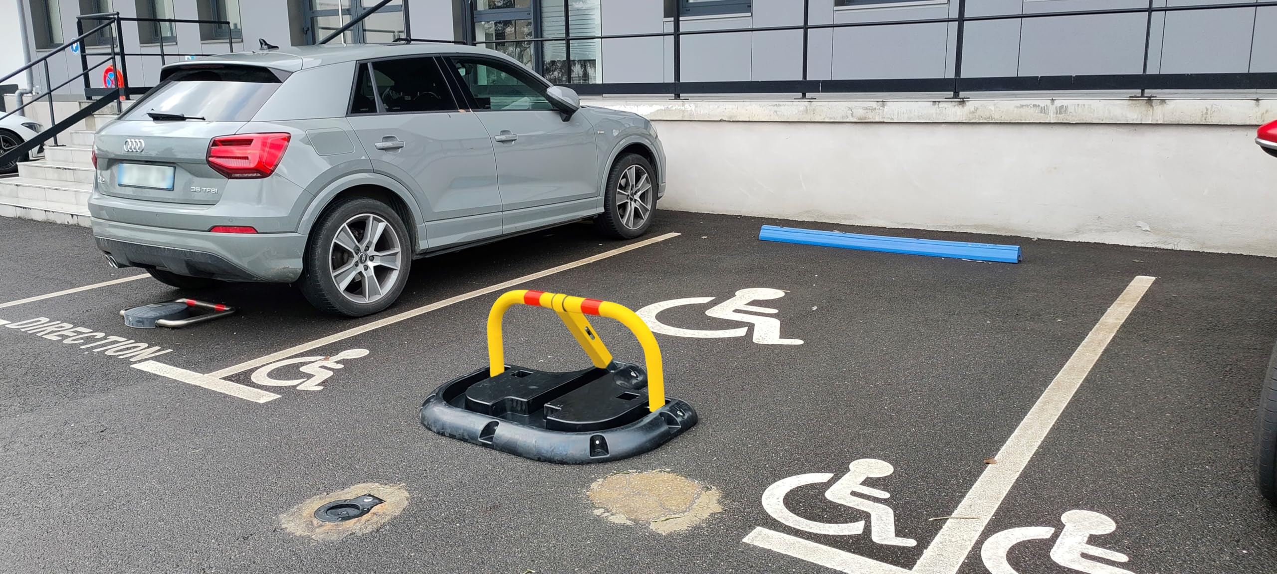 Arceau de parking haute visibilité jaune ouvertures multiples