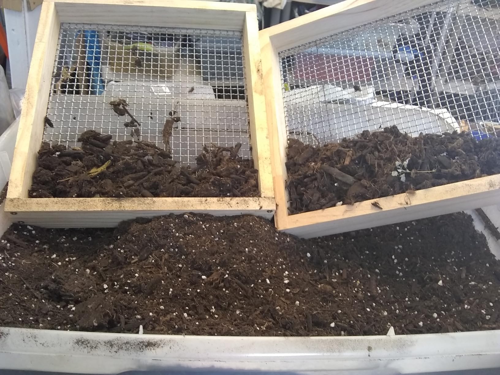 Voulosimi Tamiz de tierra de metal, tamiz de suciedad de 3/8 pulgadas con malla de alambre, tamiz multiusos para jardín, tamiz de compost para jardinería (16.7 x 12.8 pulgadas)
