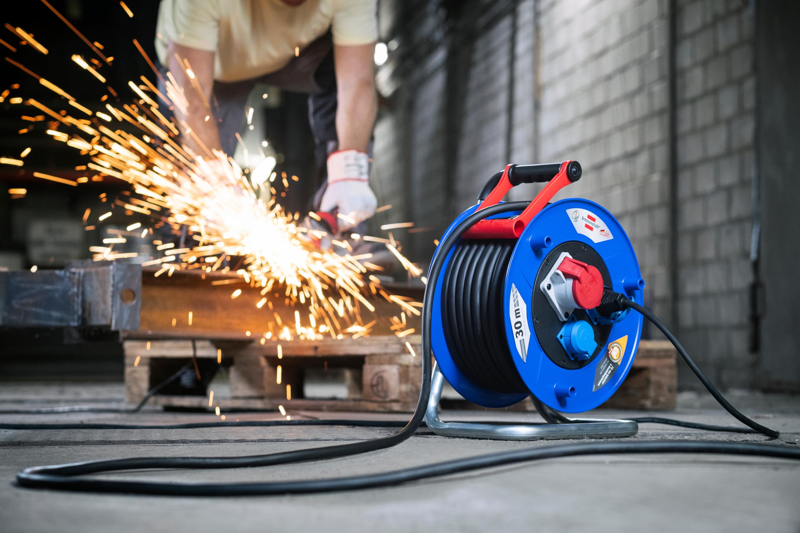 Brennenstuhl Garant CEE 1 IP44 Industrie-/Baustellen-Kabeltrommel (30m Kabel in schwarz, Spezialkunststoff, Baustelleneinsatz und ständiger Einsatz im Außenbereich, BGI 608, Made in Germany) blau
