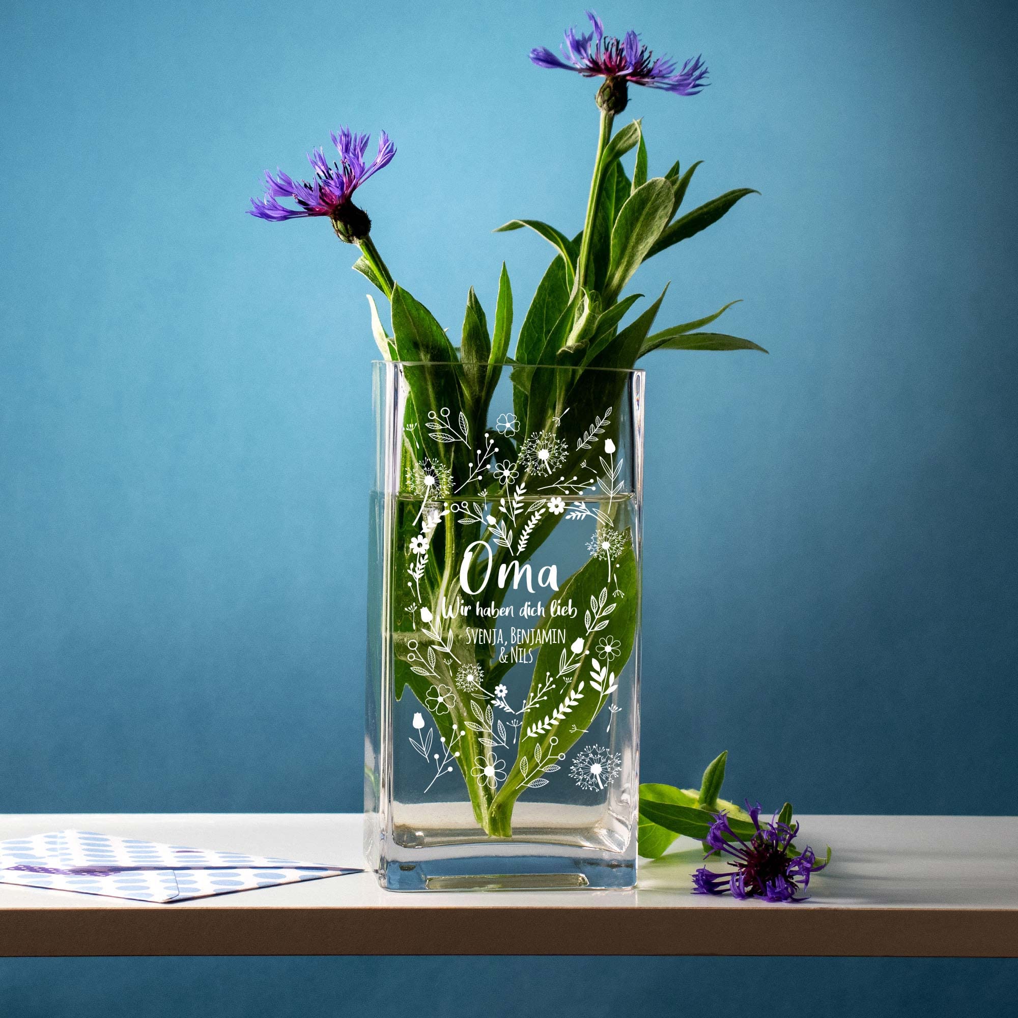 Casa Vivente Blumenvase mit Gravur für Oma, Wir haben Dich lieb, Personalisiert mit Namen, Glasvase für Schnittblumen, Deko-Vase zum Großmuttertag